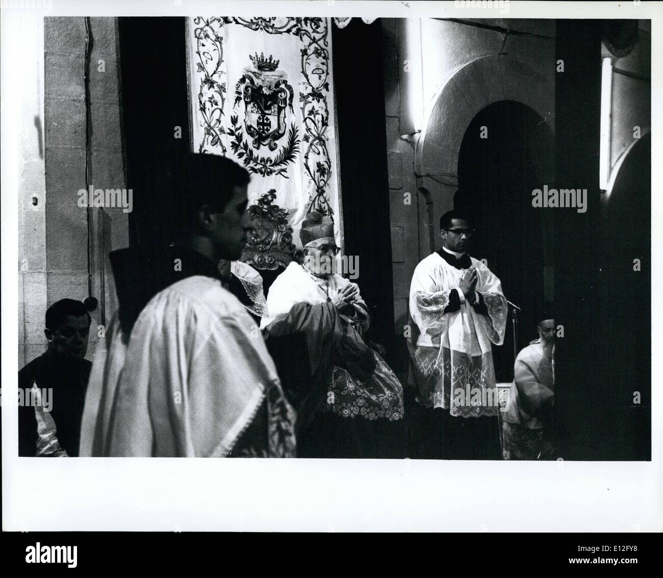 9. Januar 2012 - Bethlehem, Israel: Lateinische Patriarch Gori, sitzende Zentrum, während Heiligabend Masse in der Geburtskirche, 24. Dezember 1967. Dies ist die erste Weihnachten unter israelischer Herrschaft. Stockfoto
