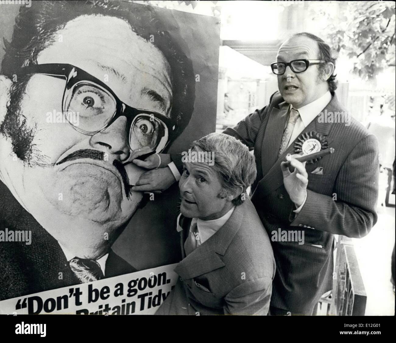 9. Januar 2012 - zeigt Foto, dass Eric Morecombe und Ernis Wise Somthin extra ein Plakat von Harry Secombe während der heutigen Fototermin hinzufügen Stockfoto