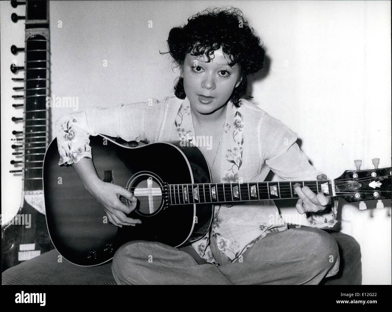 26. Dezember 2011 - I Sa Lo wird eine fleißige Schauspielerin: Sie kann I Sa Lo charmant spielen, aber nicht nur auf der Gitarre, auch als Schauspielerin. Seit der erste Film , in dem sie die HaupRolle spielte, ''I Thought U was Dead'' von Wolf Gremm, der Filmpreis des Verbandes deutscher Kritiker geworden ist, wird sie mit Angeboten überschwemmt. In naher Zukunft wird in Westdeutschland ein neuer Film gestartet, in dem I Sa Lo, der eine deutsche Mutter (französischer Herkunft) und einen chinesischen Vater hat, wieder eine Hauptrolle spielt. Anfang nächsten Jahres wird sie in Frankfurt auf der Bühne stehen, unter der Regie von Rainer Wrnr Fassbinder Stockfoto