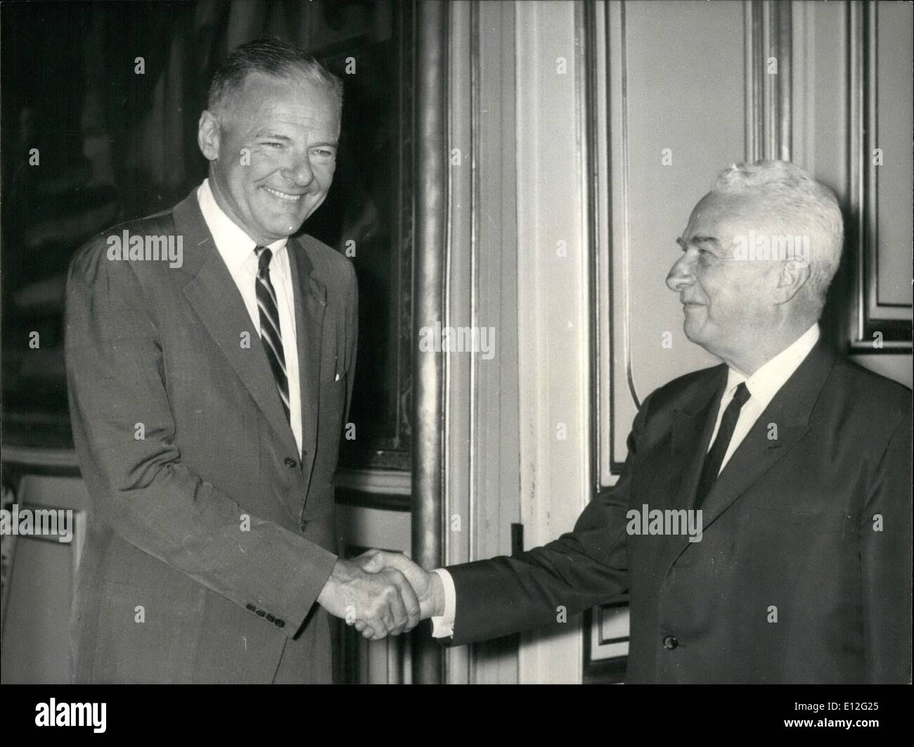 26. Dezember 2011 - Herr Cabot Lodge wurde von M. Joxe des Quai d ' Orsay: Präsident Johnson hat angewiesen, den ehemalige US-Botschafter in Saigon, Mr. Cabot Lodge, eine Rundreise durch die Alliierten Hauptstädte zu machen, um die amerikanische Politik in Südost Asien zu erklären. Mr. Cabot Lodge in Paris angekommen gestern und heute, begleitet von Herrn Charles Bohlen, amerikanischer Botschafter in Frankreich, ging er nach der Quai d ' Orsay, wo er von M. Louis Joxe empfangen wurde. Das Foto zeigt M. Louis Joxe Abschied von Herrn Cabot Lodge, ehemaliger US-Botschafter in Saigon des Quai d ' Orsay. Stockfoto