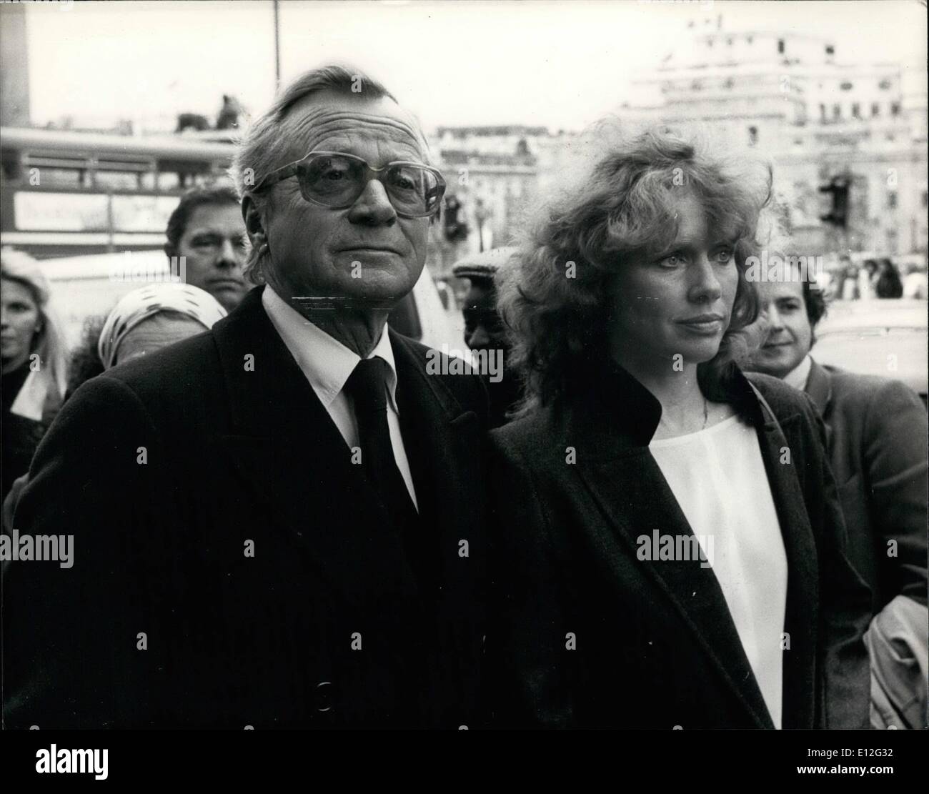 26. Dezember 2011 - Isabella zollt dem Muttergrind Tribut: Bergmans Tochter Isabella zollte ihrer Schauspielerin Mogher bei einem Gedenkgottesdienst in London Tribut. Isabella, deren Aussehen so an die junge Ingrid in dem Film erinnert, der sie berühmt machte, Casablanca, war unter 1200 Stars und Familienfreunden bei der Servide an der Kirche St. Martin-in-the-Fields. Die Kirchenglocken geklaut, wie die Zeit geht durch die Themenmelodie von Casablanca als Filmstars und Freunde, die aus der ganzen Welt gereist waren, um die Zeremonie pa ihre persönlichen Ehrungen besuchen Stockfoto