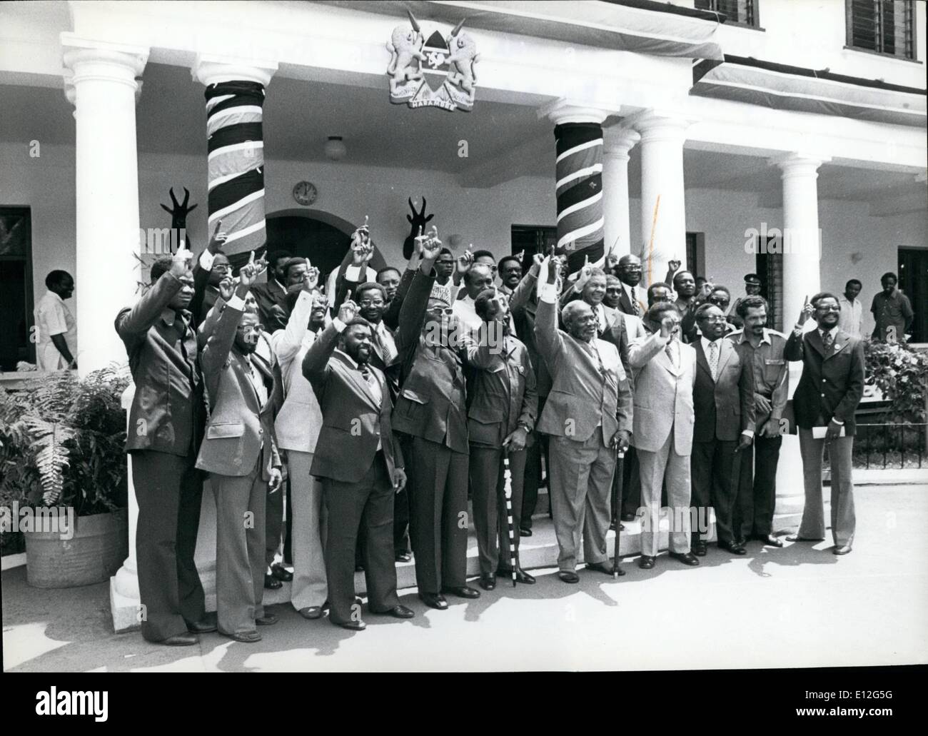 9. Januar 2012 - Präsident Kenyatta posiert mit den drei angolanischen Führern & ihre Delegationen am Eingang des State House, Mombasa.Credits: Camerapix Stockfoto