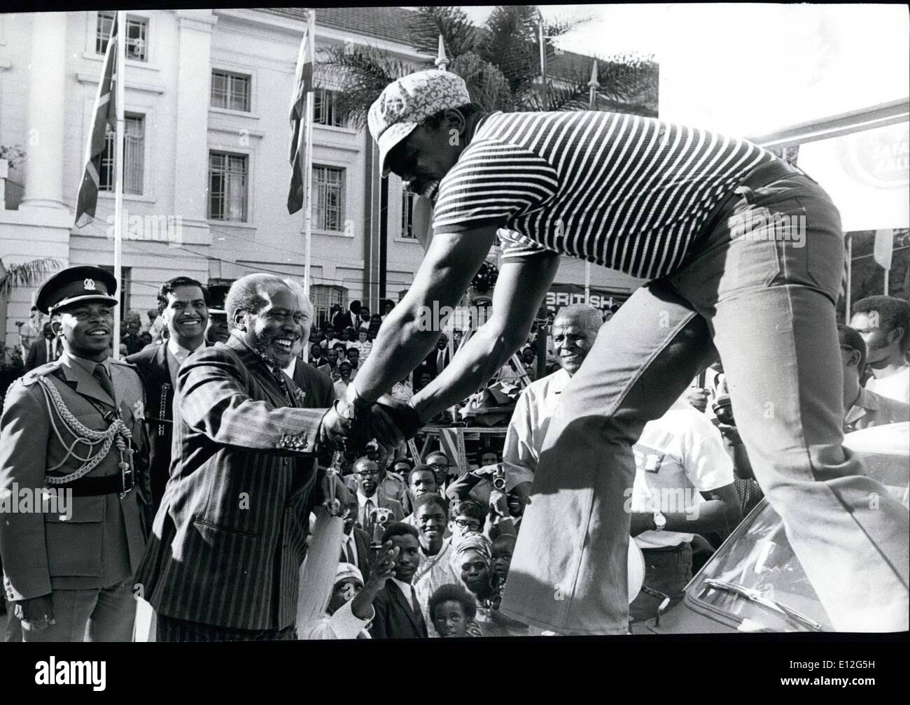 9. Januar 2012 - ist Top afrikanische Mannschaft in das diesjährige East African Safari Rallye, welche entfernt am Donnerstagnachmittag von Kenias Präsident Mzee Jomo Kenyatta gekennzeichnet war, Peter Shiyukah und Kim Gatende. Präsident Kenyatta hat ein speziell Warm-Send-off für Shiyukah, erster afrikanischer Fahrer fahren Hersteller Team zu erhalten. Ein Ford Escort RS 1600. Credits: Camerapix Stockfoto