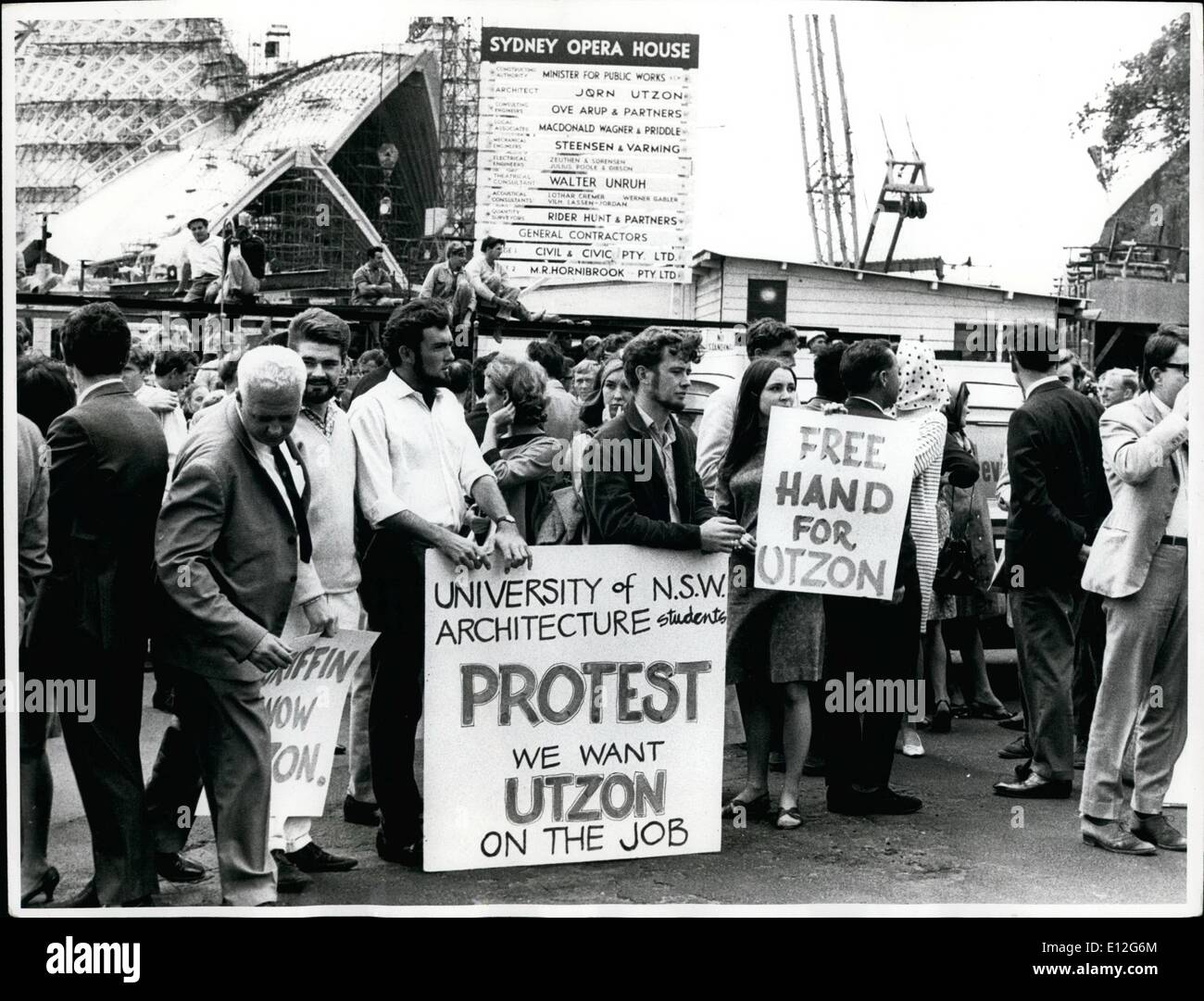 10. Januar 2012 - hatte in diesem Rücktritt der Landesregierung im März 1966 Schüler demonstrieren außerhalb Sydneys Opernhaus Joren Utzon, der Designer, übergeben. Stockfoto
