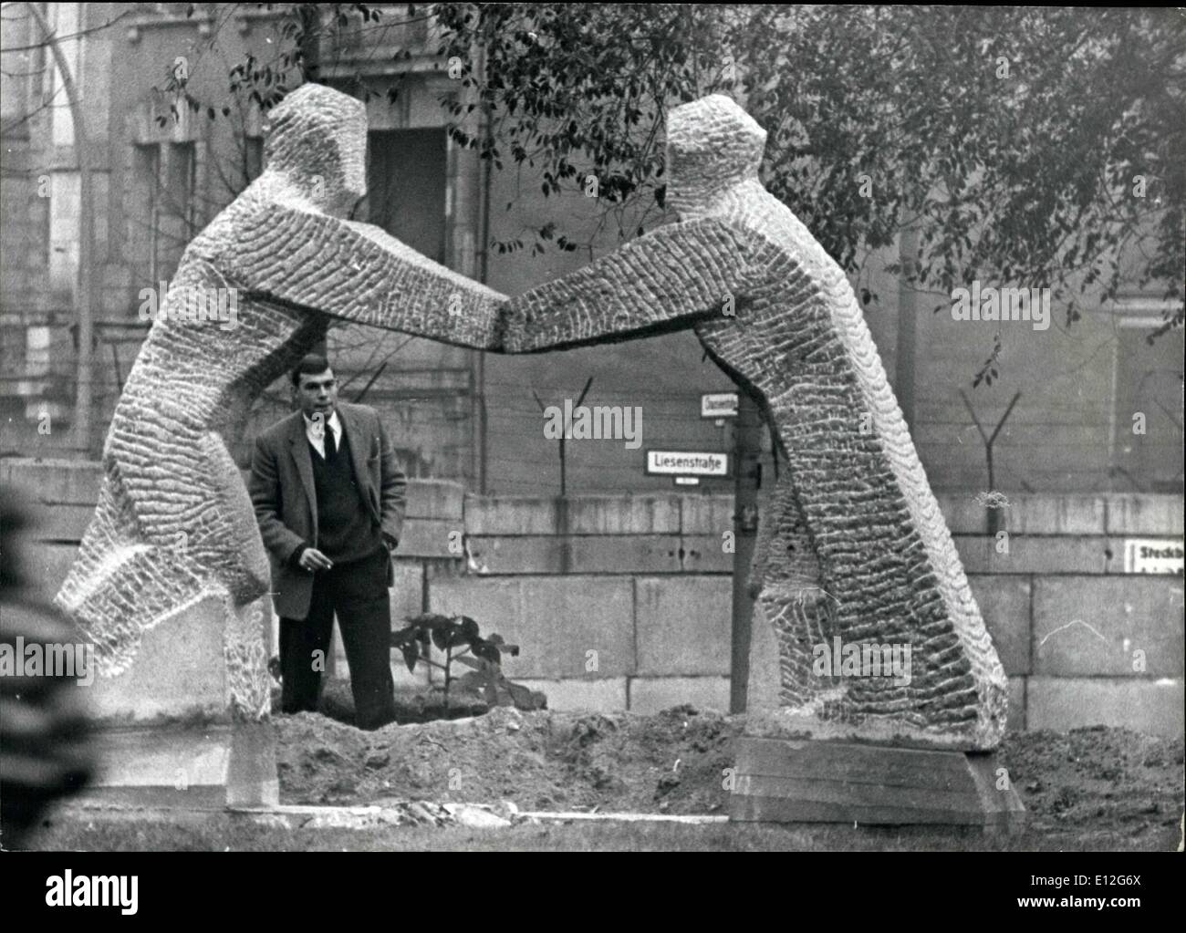 10. Januar 2012 - symbolisiert die Aufteilung dieses Denkmal. zwei Personen verleiht ihren Händen über einen Graben Ã ¢ â'¬â €œwas richten Sie jetzt im Stadtteil Hochzeit auf der Beinlinge Straße nahe der Wand. Zwei Meter hoch und 6 Tonnen schwer ist diese Skulptur vom Berliner Bildhauer Hilde Leetz. Keystone Berlin, 12.11.1962 Stockfoto