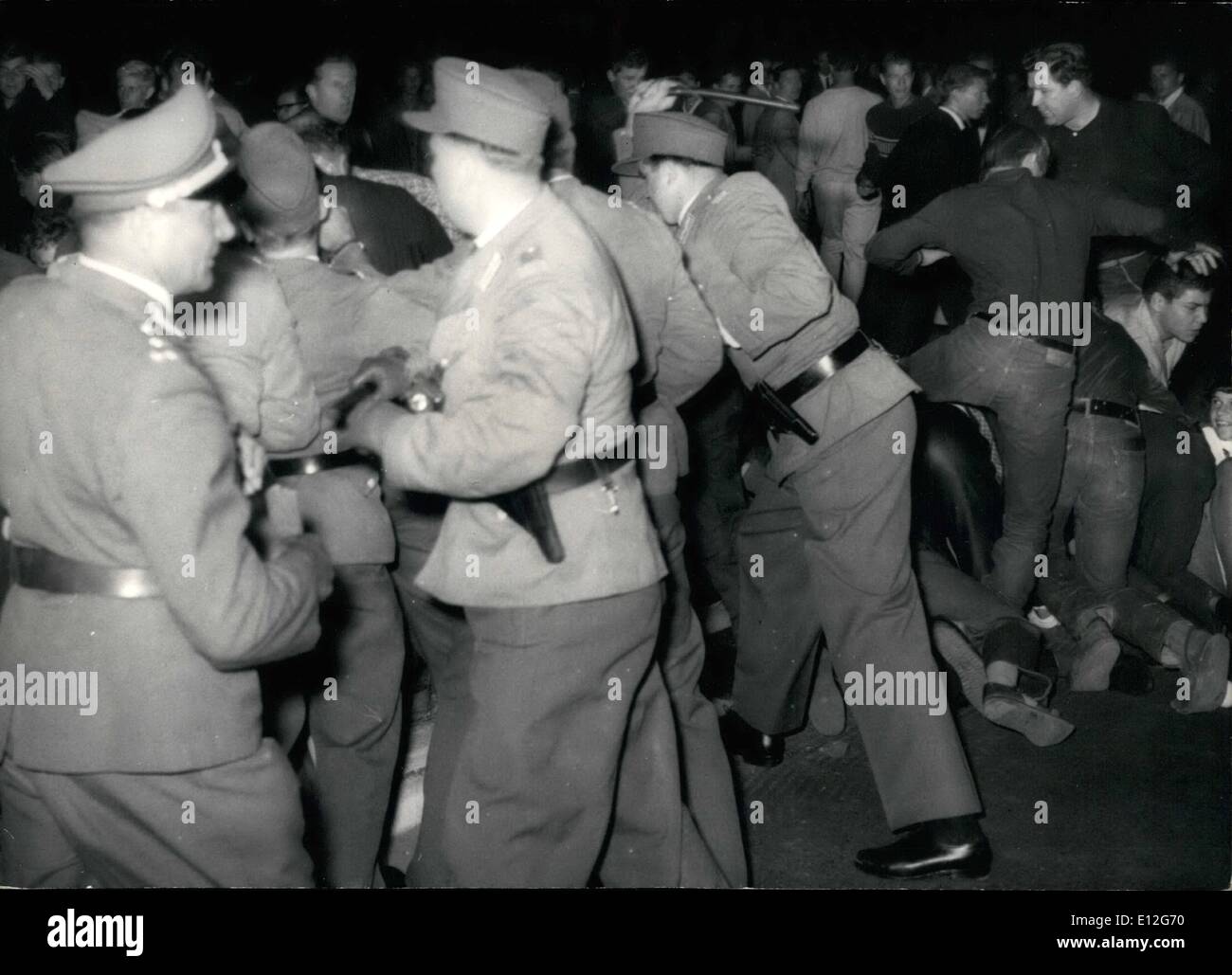 10. Januar 2012 - kleben-Berliner Polizei über Nacht gegen Demonstranten gegen die Mauer, die von den Kommunisten. Stockfoto