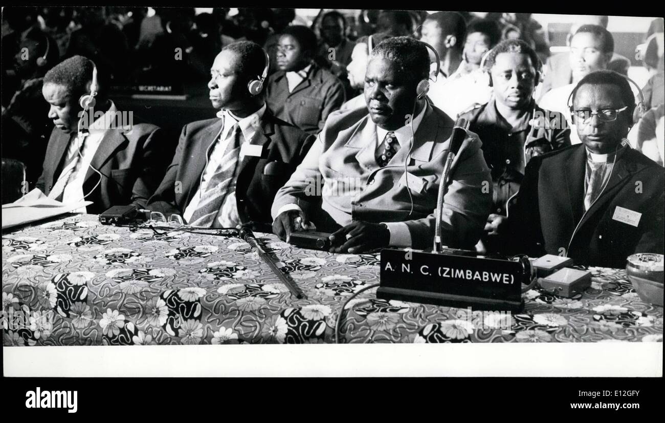 10. Januar 2012 - umfasst die ANC-Delegation aus Rhodesien (Zimbabwe), Bischof Abel Muzorowa (rechts), Joshua Nkomo (zweiter von rechts) und Rev Ndabaningi Sithcle (links). Sie sind hier abgebildet, hören die Eröffnungsrede, Keynote von Host Präsident Julius Nyerere gegeben wurde. Stockfoto