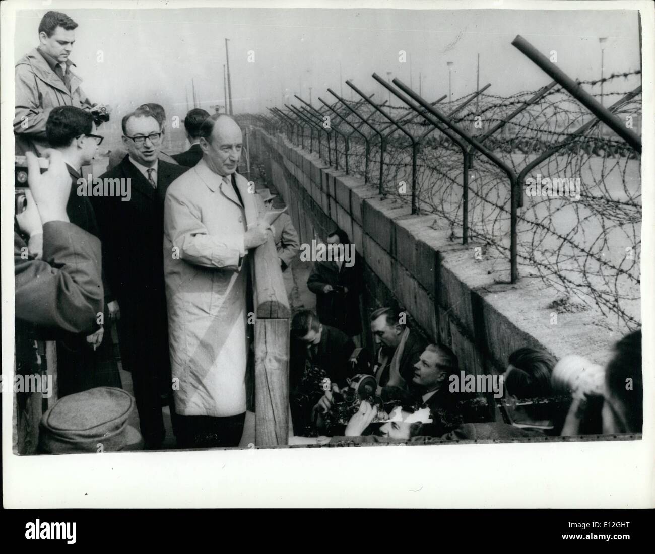 26. Dezember 2011 - Adlai Stevenson In Berlin: Herr Adlai Stevenson, ist der Chief US-Delegierten bei den Vereinten Nationen bei einem Besuch in West-Berlin. Foto zeigt Herr Adlai Stevenson sieht heute über die Berliner Mauer am Potsdamer Platz. Stockfoto