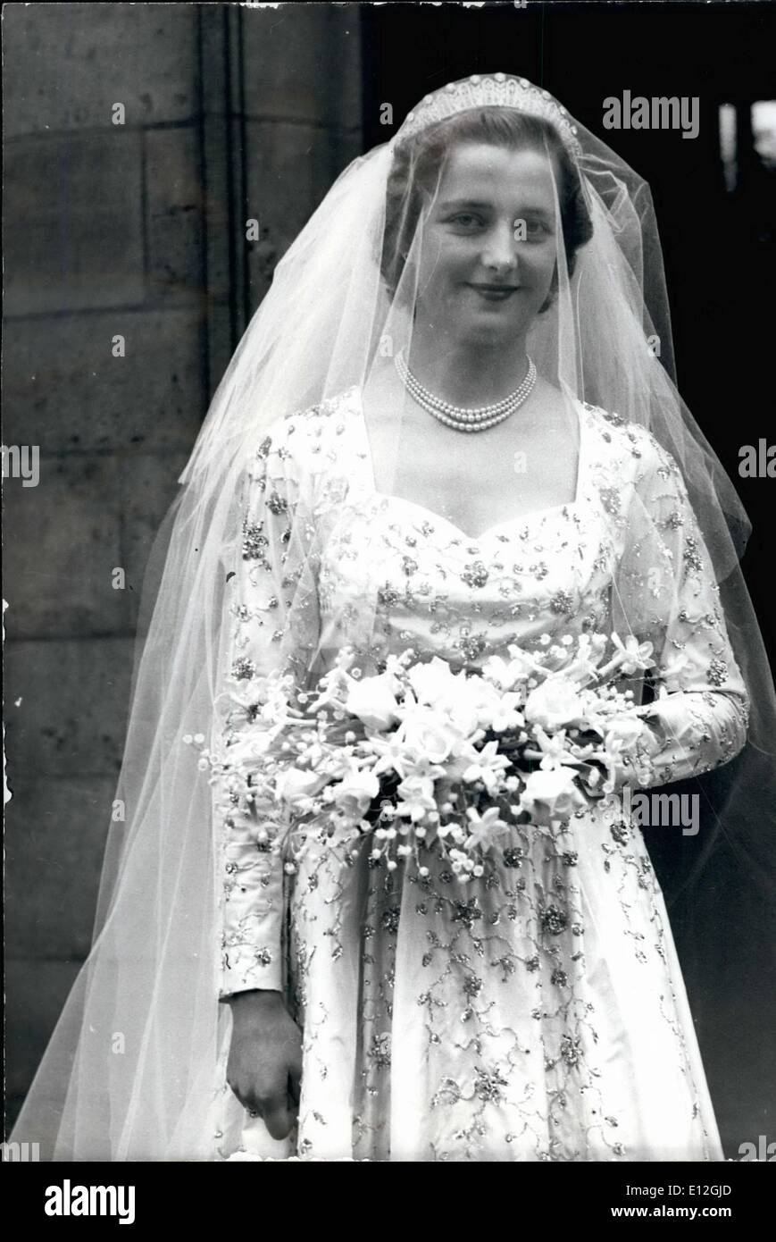 29. Dezember 2011 - Lady Dianas Mutter; Countess Spenser nee Frances Roche, Tochter von Lord und Lady Fermoy, gesehen bei ihrer Hochzeit mit Viscount Althorn, jetzt Earl Spencer in der Westminster Abbey im Jahre 1954. Stockfoto