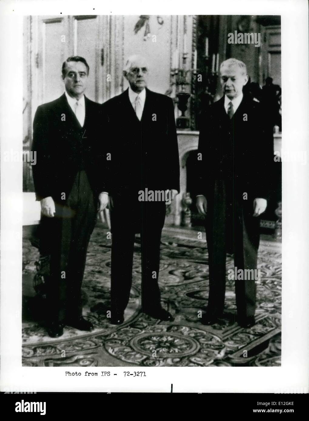 29. Dezember 2011 - Sargent Shriver (links) stellt mit der französische Präsident Charles de Gaulle in Paris nach seiner Anmeldeinformationen als US-Botschafter im Mai 1968. Rechts ist Maurice Couve de Murville, französischer Minister für auswärtige Angelegenheiten. Stockfoto