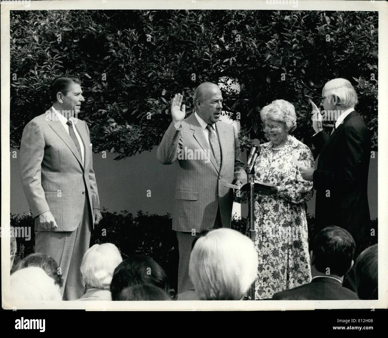 10. Januar 2012 - nimmt Schultz Amtseid. Washington, DC. 7/16/82...George Schultz nimmt den Amtseid im Rose Garden des weißen Hauses, wie er als 60. Secretary Of State vereidigt wurde. Blick auf ist Präsident Ronald Reagan als Frau Schultz die Familienbibel hält und Generalstaatsanwalt WM französischen Smith den Eid verwaltet. Stockfoto