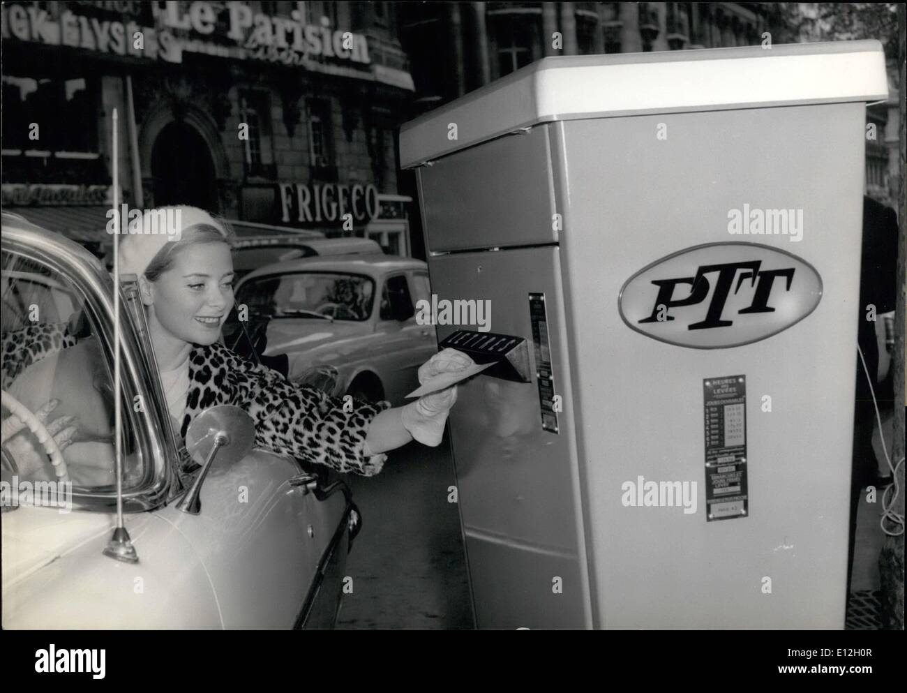 10. Januar 2012 - neue Briefkästen für Paris Auto-Fahrer.: ab sofort müssen nicht Paris Autofahrer parken ihre Autos, um ihre Briefe zu veröffentlichen. In der Tat, wurden spezielle Briefkästen für Autofahrer auf den Champs-Elysees heute gesetzt. Foto zeigt junge französische Sterne, Genevieve Seite, buchen einen Brief in einem der neuen Briefkästen. Stockfoto