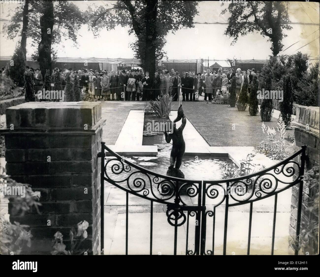 10. Januar 2012 - Keystone Foto Aufsatz-: von der Rückseite des Ryders am St. Aiban es modernen Garten mit Seerosenteich zeigen ein Cherub Stockfoto