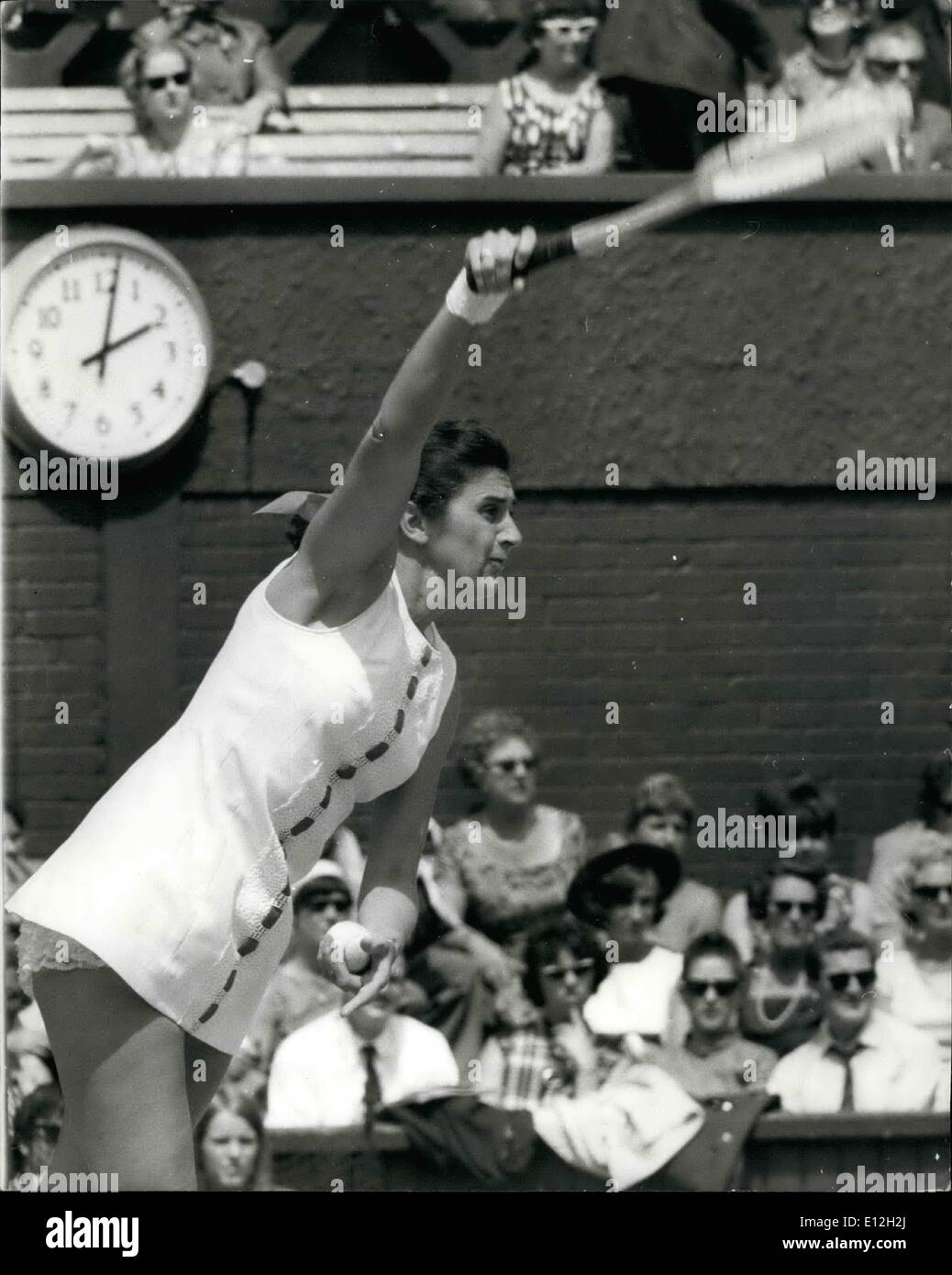 3. Januar 2012 - Wimbledon Open Tennis Championships. Frauen Halbfinale. Miss J. Tegart V Miss N. Richey. Foto zeigt Miss Judy Tegart (Australien), im Spiel gegen Miss N.Richey (USA), während heute ihr Match in Wimbledon. Judy Tegart gewann das Finale zu erreichen Stockfoto