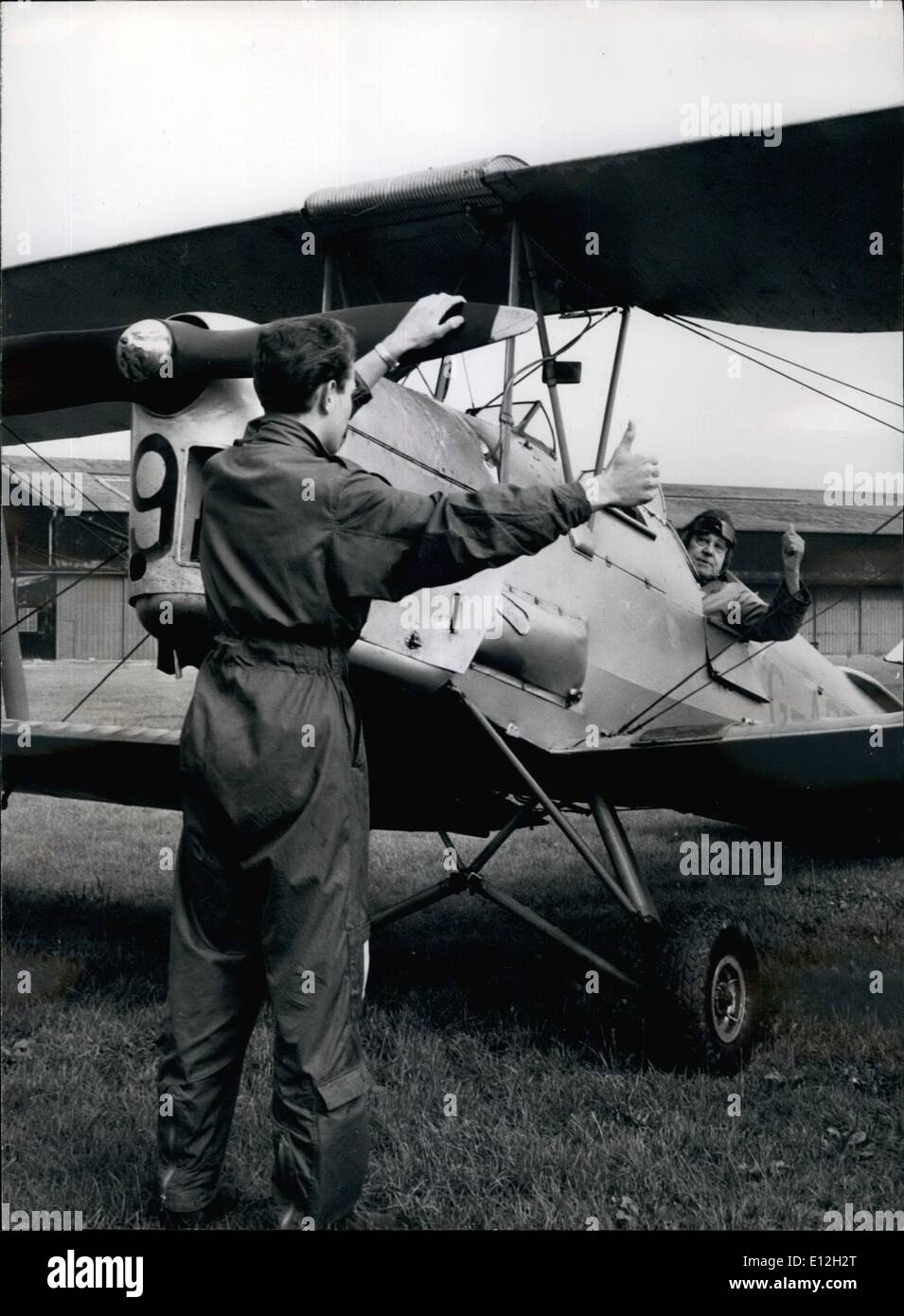 3. Januar 2012 - '' Kontakt '': Ein Flugschüler gibt der Stütze von den großen Flug Flugzeug eine Schaukel vor einem seiner Reguar Kämpfe. Stockfoto
