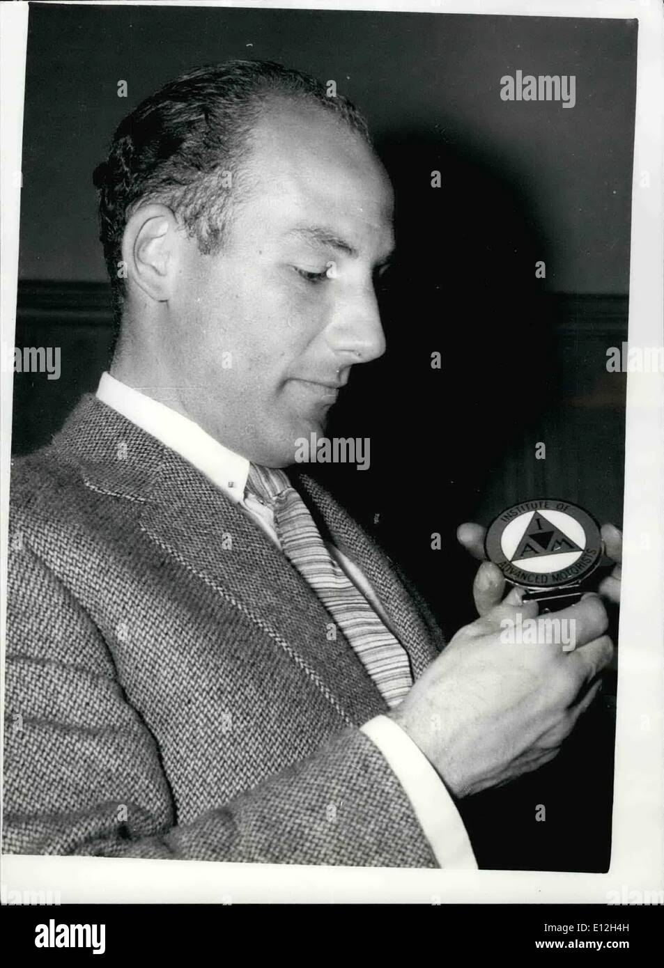 3. Januar 2012 - gab Stirling Moss nimmt Fahrprüfung Intitute des fortgeschrittenen Motorists.:Stirling Moss, vier, mal Vizemeister der Weltmeisterschaft den Rennfahrern, eine makellose Ausstellung der Fahrprüfung gestern, als er die Fahrprüfung der Institute der fortgeschrittene Autofahrer nahm. Herr George Eyles. Direktor des Instituts von Tests, die sagte: "Er ist ein super Fahrer ''. Ich werde das größte Vergnügen empfehlen ihn für Mitglieder des Instituts haben. Stirling Moss ist hier mit seinen neuen Ausweis nach dem Test gesehen. Stockfoto