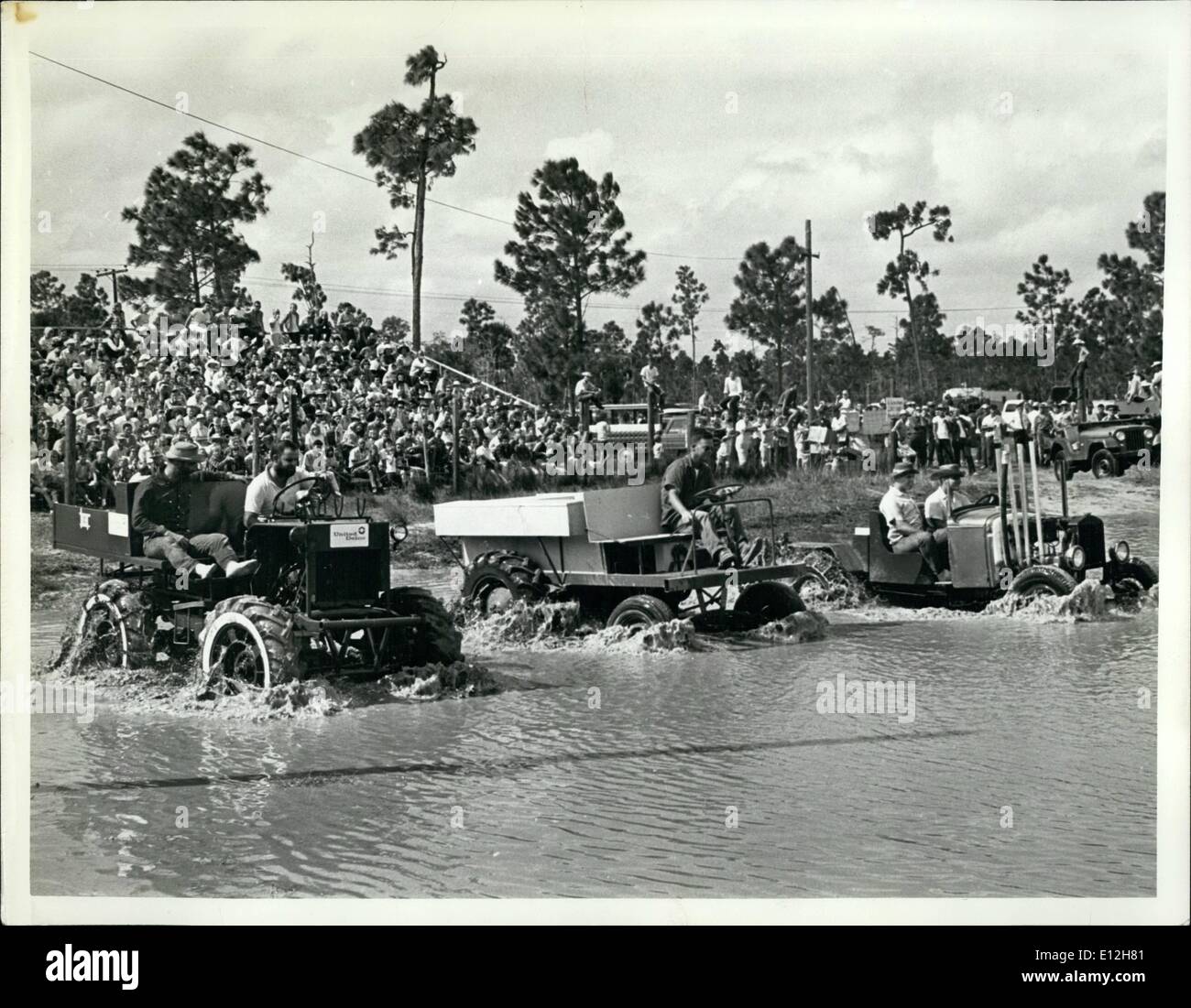 10. Januar 2012 - donnernden Swamp Buggies drehen durch eine Meile von Schlamm und der Fahrer hinter sich gelassen ist gewagt Neapels Swamp Buggy Rennen bespritzt. Während die drei Festival, 27.-29. Oktober geplant. Das ungewöhnliche Ereignis ist unter den vielen Aktivitäten während Floridas Oktober Kalender der Veranstaltungen hervorgehoben. : Kreditkommission Florida Entwicklung. Stockfoto