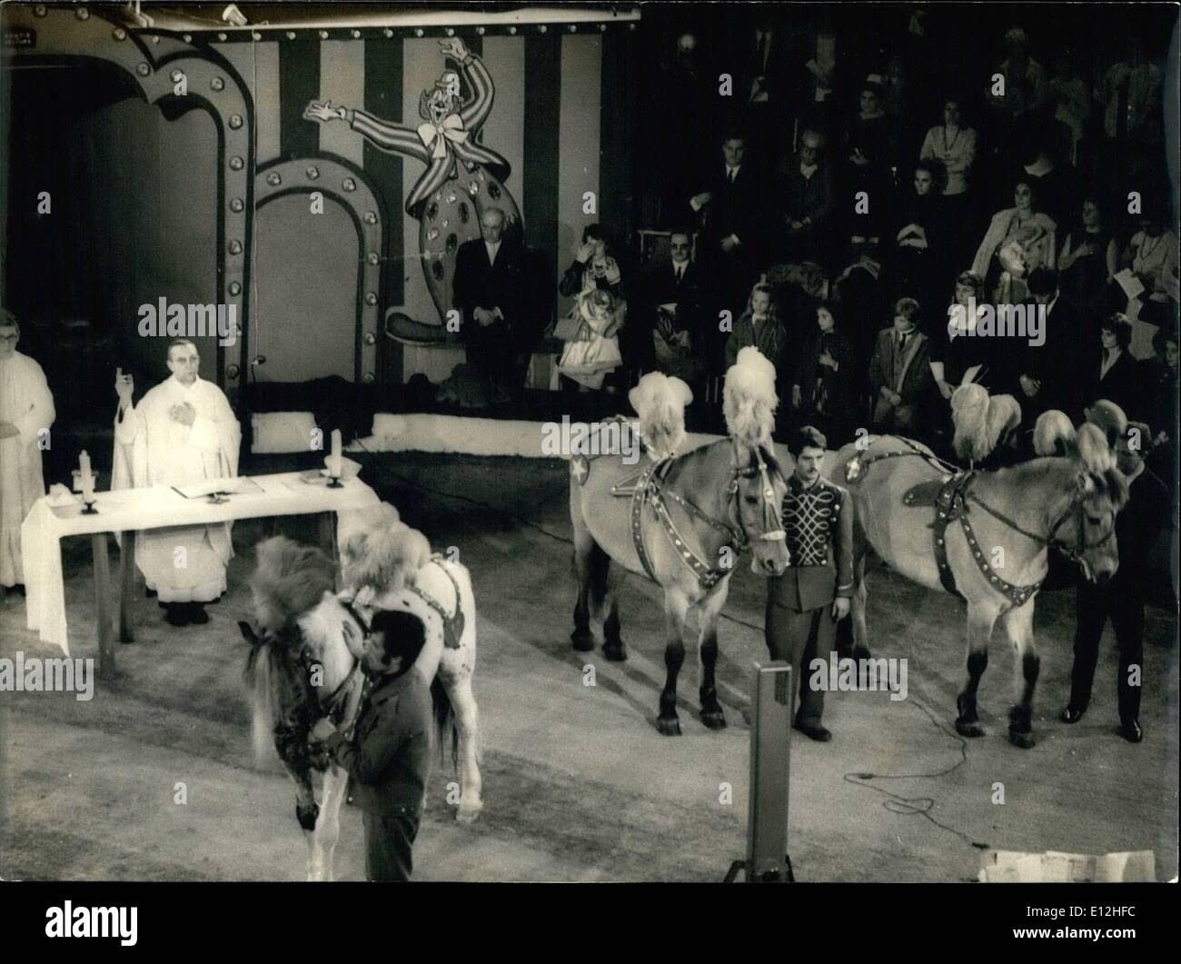 24. Februar 2012 - feierte wie jedes Jahr der Wanderzirkus Masse im Montmartre-Zirkus. Vater Monceau gesegnet, die Tiere und das Publikum war groß bei der Zeremonie. Glättung der Eisbahn - Deutschland Stockfoto