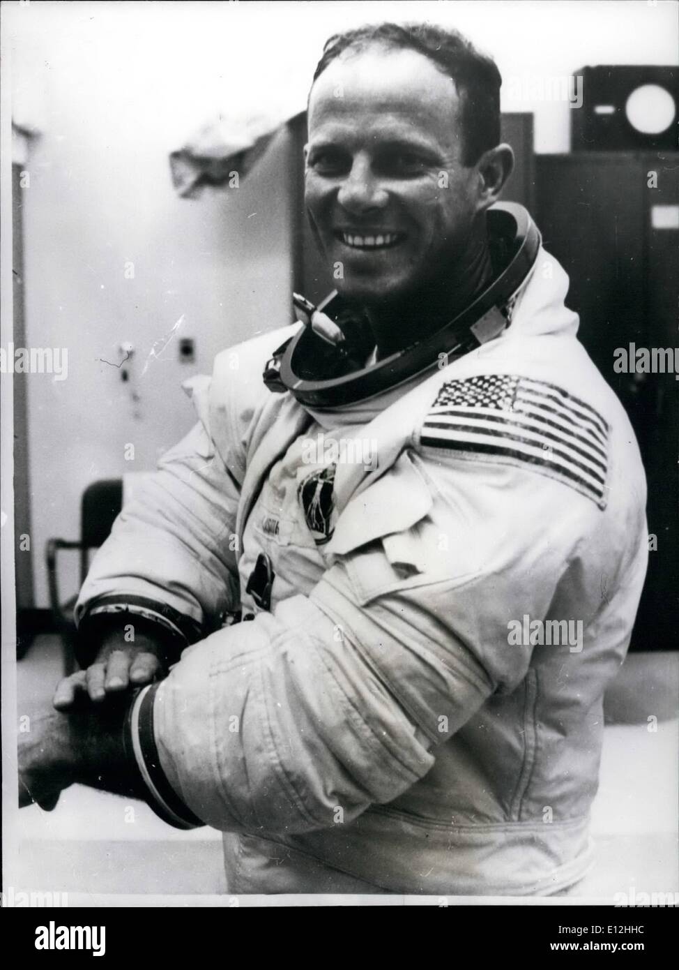 24. Februar 2012 - Mitglied des Crrw der zweite bemannte Skylab Mission: Foto zeigt Skylab 3 Astronaut Jack R. Lousma, Pilot der zweiten bemannten Skylab-Mission soll am 28. Juli. Er sieht man Duri Ga Anzug-Up Übung. Stockfoto