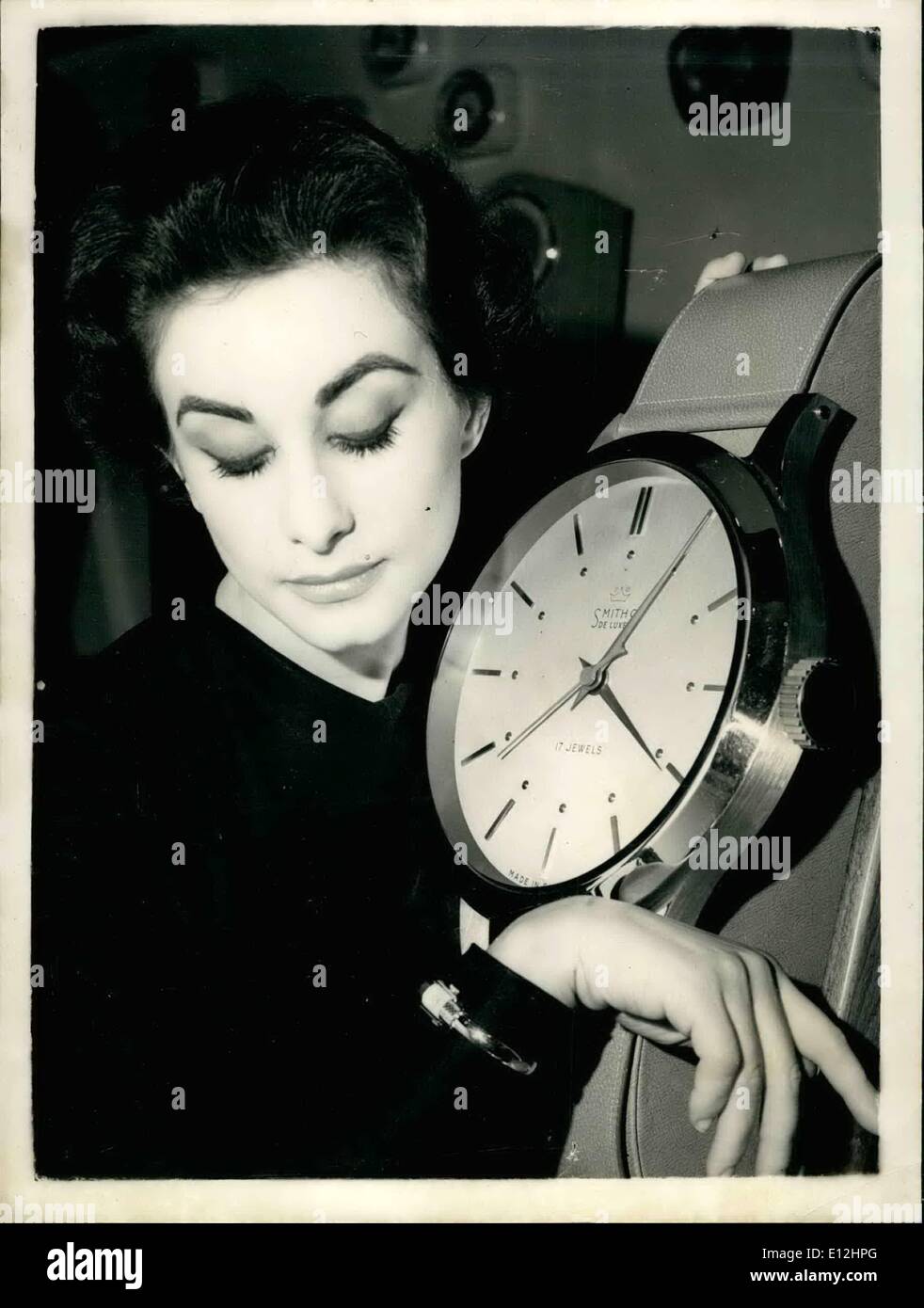 4. Januar 2012 - Vorschau des Stipendiaten: Foto zeigt Sylvia Collins, Kontrollen der Zeit mit dem größten und die kleinsten Armbanduhr - auf Thew britische Industrie-Messe, die am Earls Court Morgen öffnet. Stockfoto