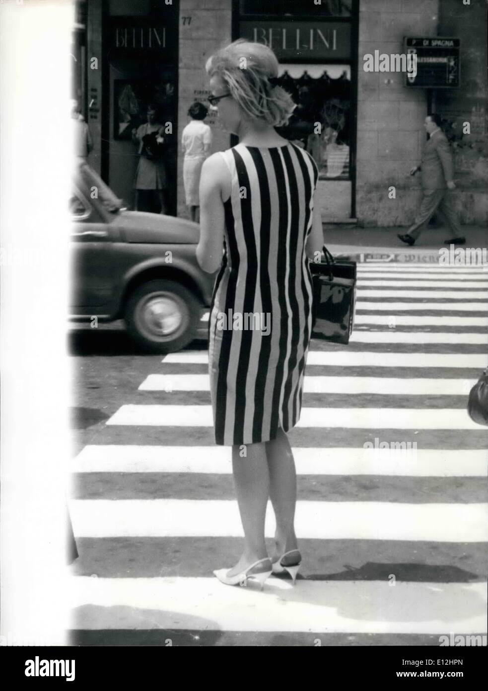 4. Januar 2012 - Symphonie in schwarz und weiß: die schwarzen und weißen Streifen dieser Dame Kleid macht Kontrast auf den gestreiften Fußgängerpassage auf Piazza Di Spagnanseen heute Morgen beim Spaziergang auf der schönen und farbenfrohe Platz. Stockfoto