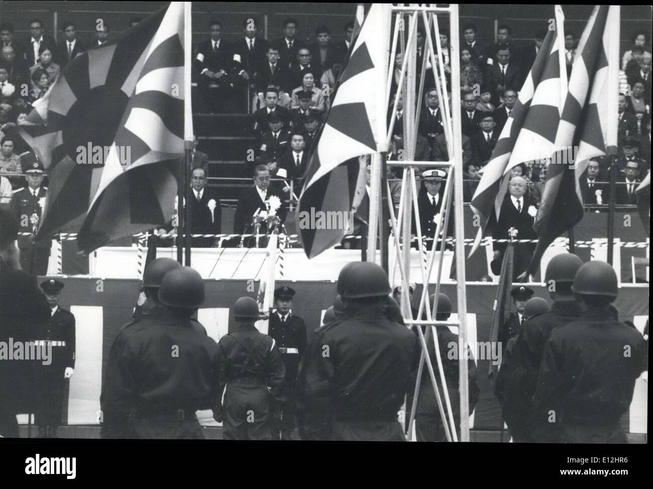 9. Januar 2012 - Japan zeigt ihre militärischen Stärke: Japans militärischer könnte geht auf der Parade in der Nähe der ehemaligen Olympiastadion in Tokio, nach den stetigen Aufbau von Self Defense Force, die seine 4. Verteidigung Aufbau planen ab 1972 bis 1976 nähert. Die Kraft-zahlen bis heute ausgestattet 258.000 Männer in der Armee, Marine und Luftwaffe mit modernen Waffen in der '' Japanization der Verteidigung ''. Japans Rüstungsindustrie ist schnell als eine der vielversprechendsten Branchen in den nächsten Jahren wollen, mit der Defense Agency Fragen 5500 Milliarden Yen budget Stockfoto
