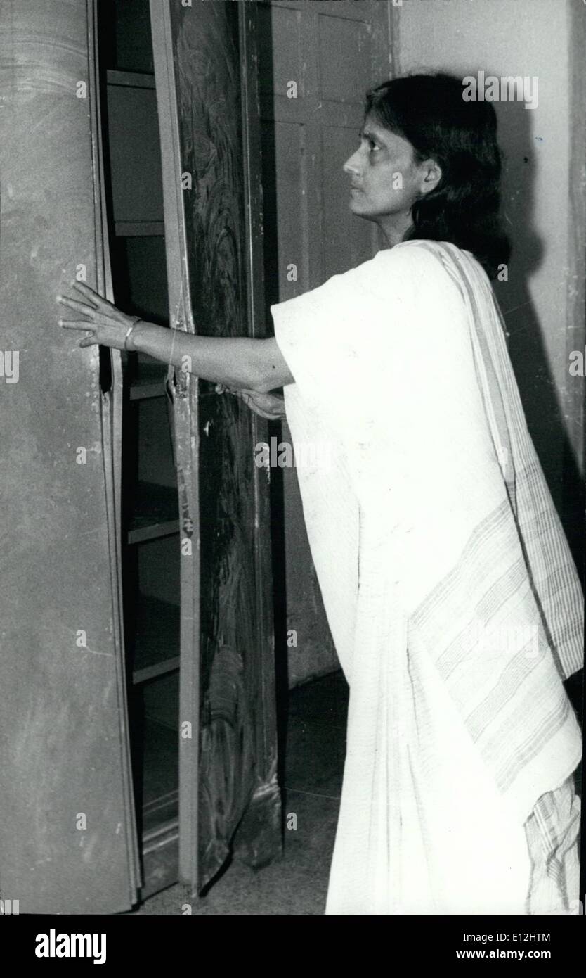 24. Februar 2012 - Frau Nandini Satpathy ehemaliger Hauptminister von Orissa und jetzt ein Mitglied der Janata Party Executive zeigt, geraeumt am Samstag - 17 September. Almirah, das war aufgebrochen zum Zeitpunkt der Suche ihres Hauses in 60, Lodi Anwesen in New Delhi. Stockfoto