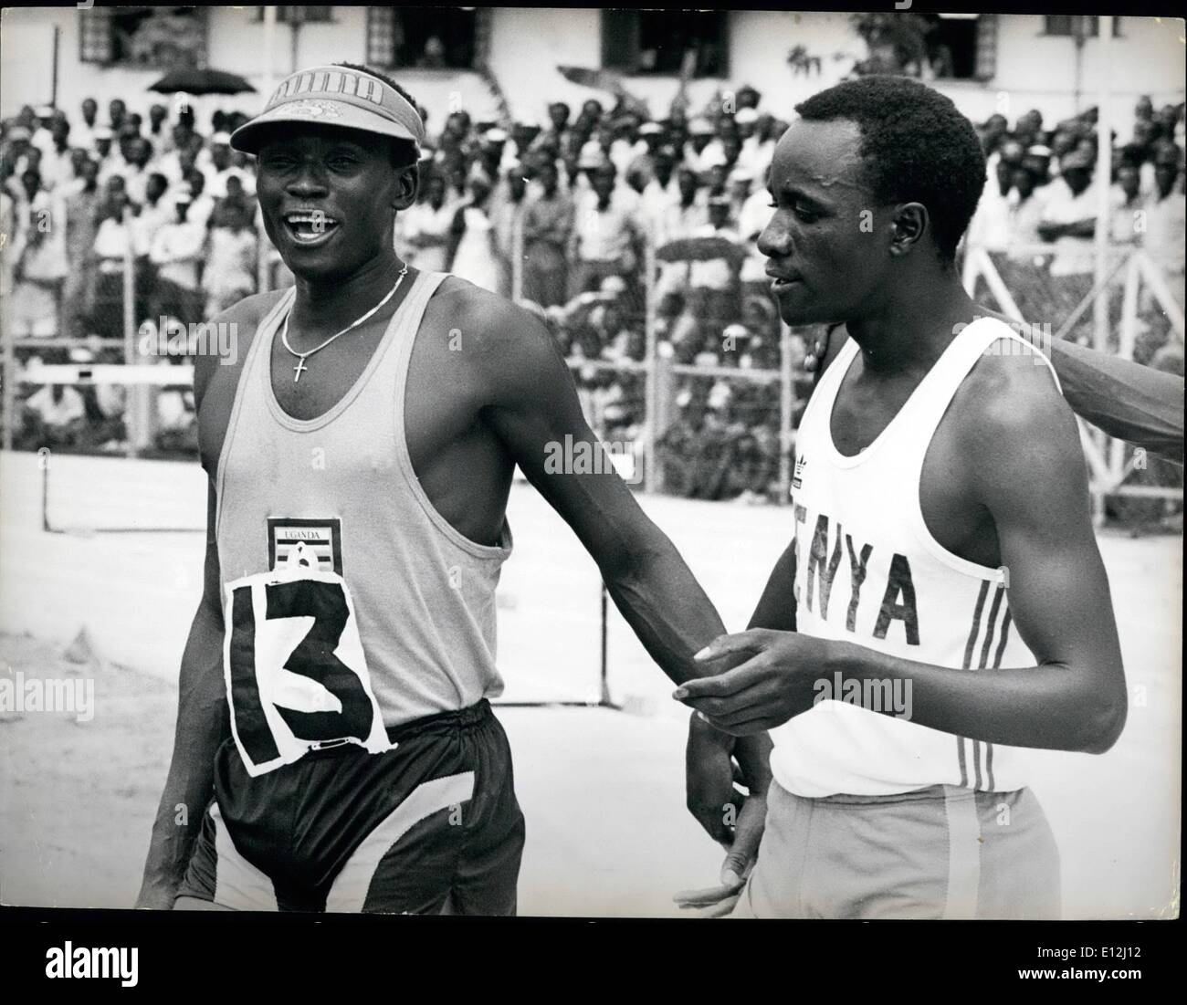 9. Januar 2012 - Uganda/Kenia: Sport John Akii-Bua. Der Weltrekordhalter und Olympiasieger im 400 m Hürdenlauf (47,8 sec). mit William Koskei (rechts) von Kenia. 400 Meter Hürdenläufer mit Silbermedaille Commonwealth Spiele 1972. Auch Kenia Rekordhalter. Kredit: Camerapix Stockfoto