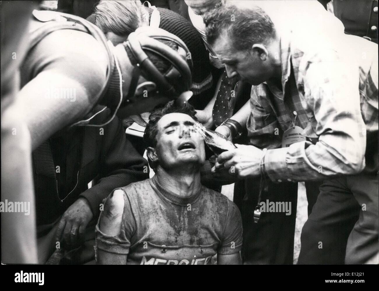 9. Januar 2012 - Bernard Gauthier gewinnt Bordeaux - Paris Radrennen: Völlig erschöpft Bernard Gauthier erreicht die Rasse Des Princes, Paris, in einer letzten Anstrengung nach dem Gewinn der jährliche Zyklus Rennen Bordeauxt nach Paris. Stockfoto