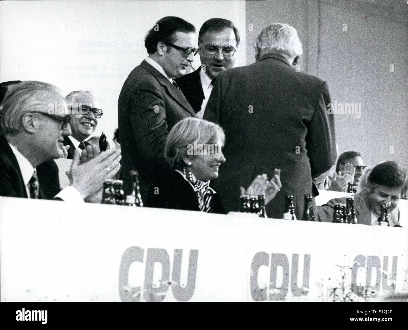 9. Januar 2012 - Christian Democratic Party Kloster In Hannover: Vom 24. Mai bis 26. 1976 die Christlich-Demokratische Volkspartei der Bundesrepublik Deutschland statt Partei Kloster am Rathaus Hannover. 800 Delegierten Debatte, unter anderem die Aktionen für ihren Wahlkampf für das diesjährige Bundestagswahl im Oktober stattfinden. Das Kloster läuft unter dem Motto; "Aus Liebe zu Deutschland; Freiheit statt Sozialismus ". Foto zeigt: von links nach rechts: Gerhard Stoltenberg, Dr. Josepf Taus, Vorstandsvorsitzender der österreichischen Volkspartei, Bundeskanzler Ludwig Erhard und Kurt Biedenkopf. Stockfoto