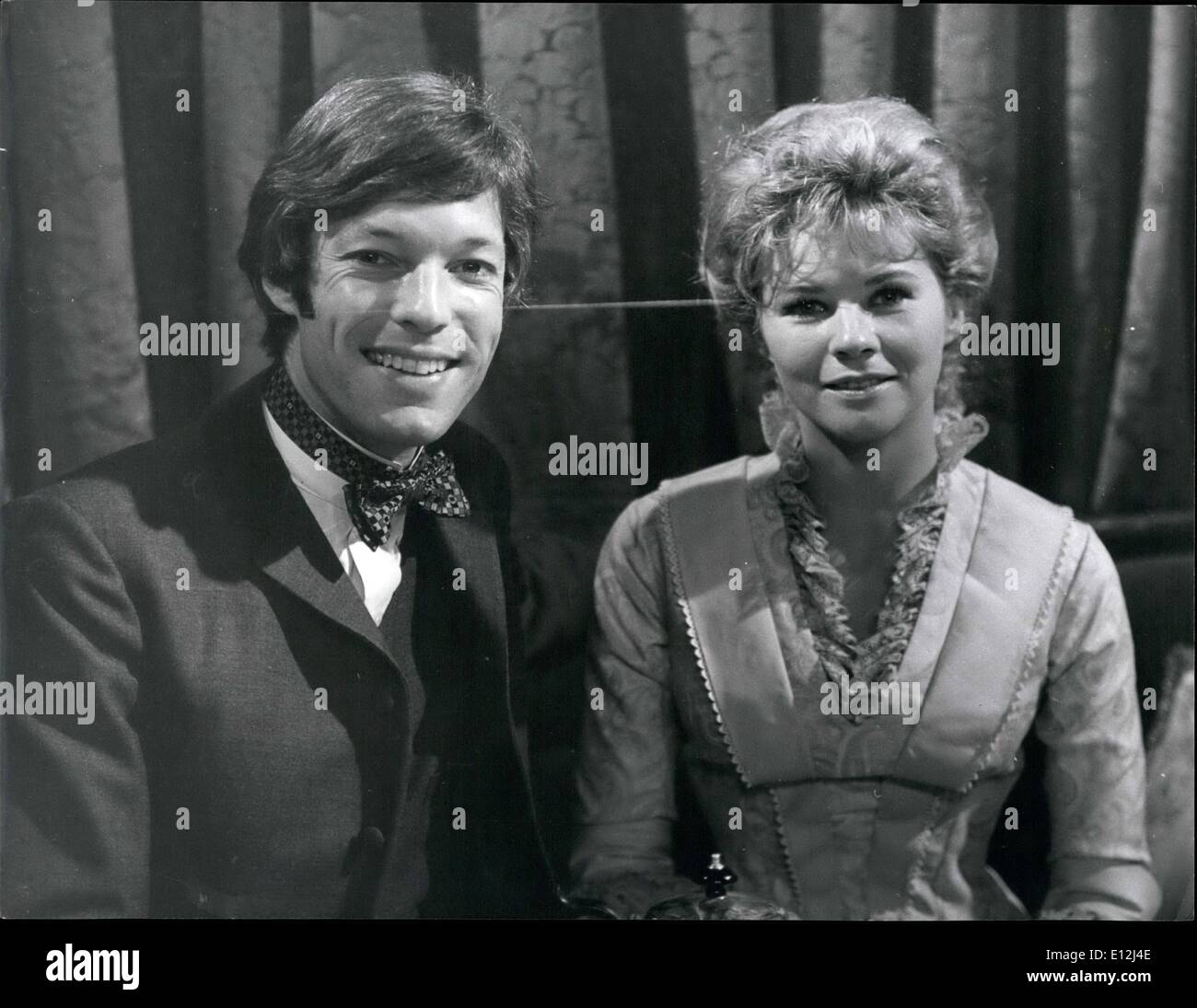 24. Februar 2012 - ein Stärkungsmittel für Dr. Kildare. Es braucht nur einen Blick zu diagnostizieren, dass Richard Chamberlain endlich weg von der Clean-Cut, kurzhaarige bricht, All-American-Boy-Image seiner Dr. Kildare-Serie. Sein Haar, jetzt einmal so ordentlich rollt leicht auf seinen Kragen - die knackigen Weißkittel wird ersetzt durch Regency-Stil Kleidung. Der Grund - spielt Richard Chamberlain in einer sechsteiligen Untergrundarmee Stockfoto