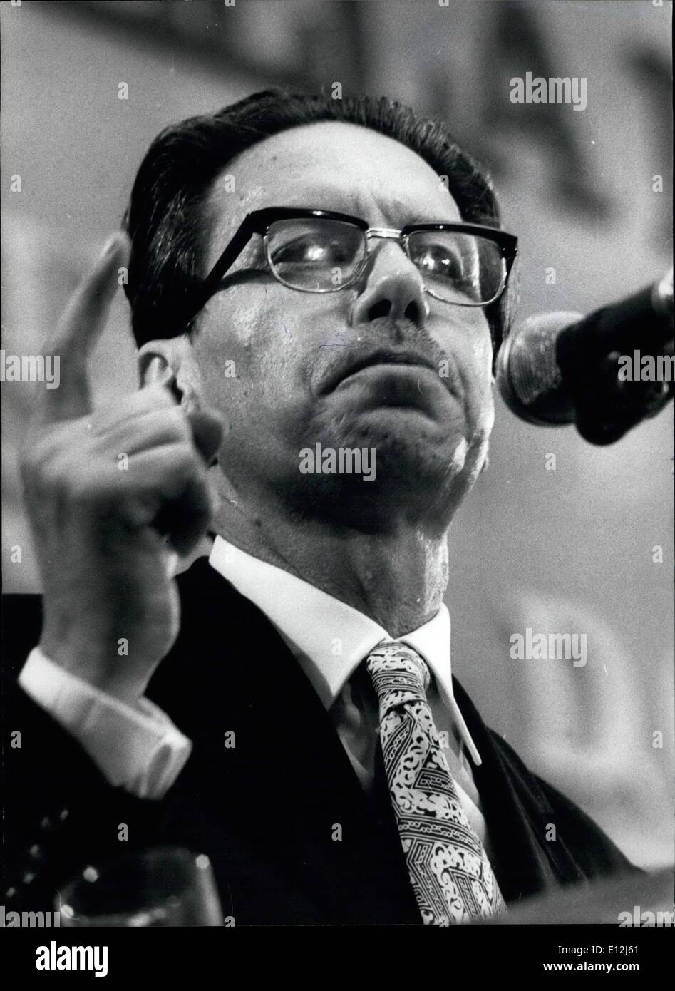 24. Februar 2012 - öffnet Italiens Christlich-Demokratische Volkspartei, die politische Achse um die sich jedem italienischen Nachkriegszeit Kabinett gebildet worden ist, seinen 11. nationalen Kongress mit einem Vortrag von Parteisekretär Flaminio Piccoli. Die Delegierten waren, dem Palazzo dei Congressi in der Eur-Vorort von Rom zusammengestellt. Das Foto zeigt Parteisekretär Flaminio Piccoli. Stockfoto