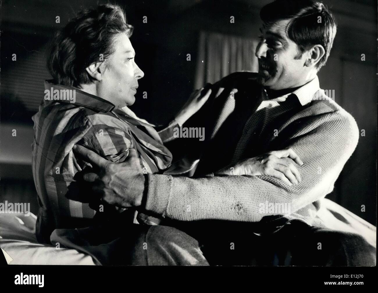 24. Februar 2012 - es ist Bett Zeitnot für Bond.: es kommt nicht sehr oft, dass James Bond in Schwierigkeiten mit einem Mädchen läuft, sondern genau das, was passiert in einer Sequenz aus den neuesten James Bond-Epos "im Geheimdienst ihrer Majestät" - Darsteller des neuen Bond George Lazenby. Kriecht über das Bett für einen Kuss, Bond gefunden, nicht das schöne Mädchen, die, das er erwartet hatte, aber Irma Bunt, gespielt von der deutschen Schauspielerin Isse Steppart strongarm Frauen von Bonds Erzfeind Blofeld! Aber George Lazenby war zu aufgeregt, treffen die gewaltige feindliche - denn in diesem neuesten Film, er bekommt zu zwölf schöne Mädchen einschließlich Diana treffen Stockfoto