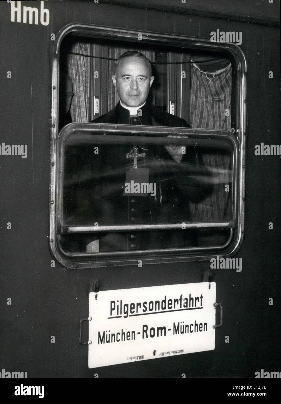 24. Februar 2012 - deutscher Kardinal Wendel auf Weg nach Rom für Konklave.: der deutsche Kardinal Joseph Wendel, Acrhbishop München-Freising trat am 12. Oktober 1958 die Pilger-Zug nach Rom um 14,45 Uhr Hauptbahnhof München zur Teilnahme an der Wahl des neuen Papstes, Bilderschau der Kardinal im Zug. Stockfoto