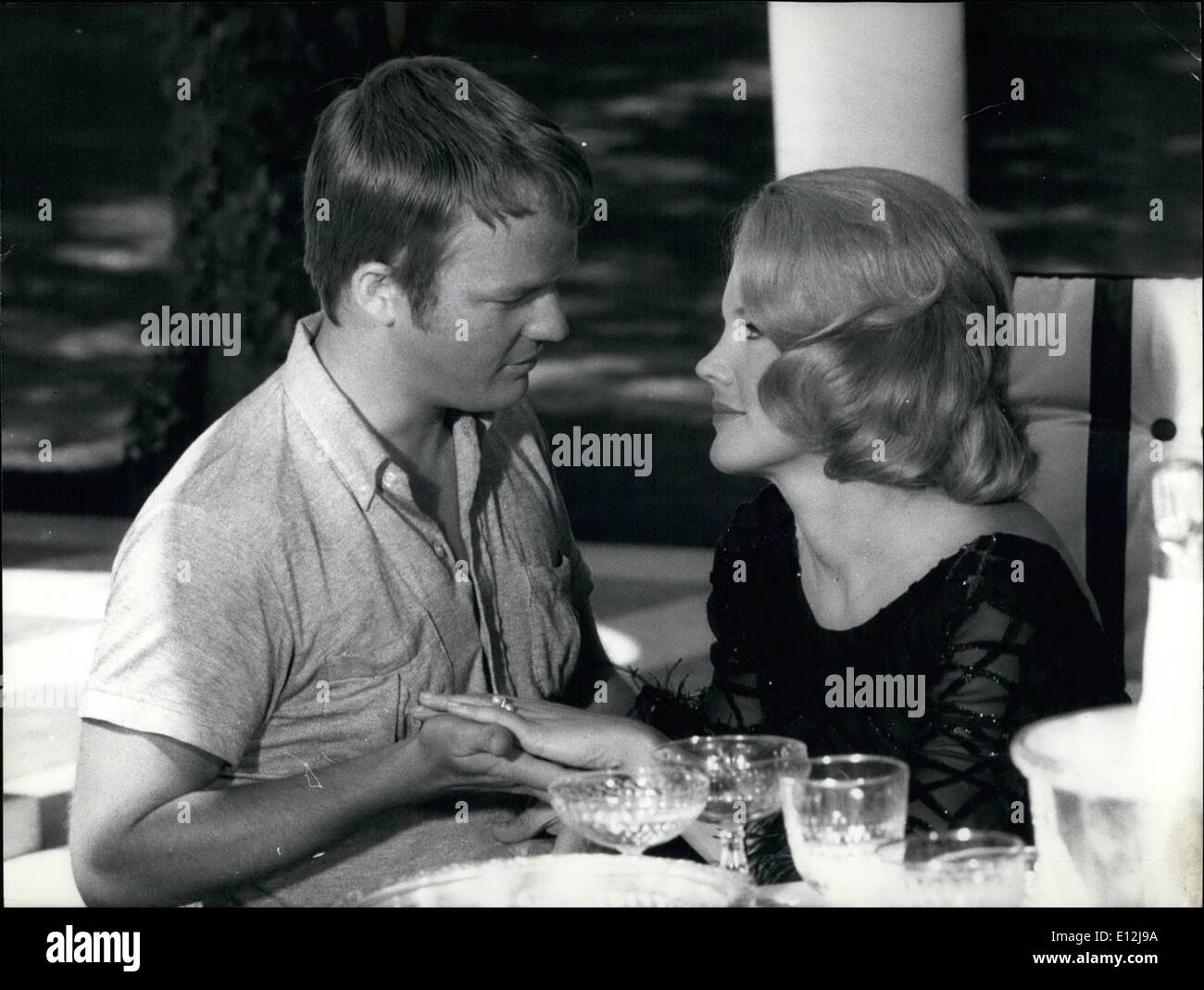 24. Februar 2012 - Rom, August 1968 = Blonde Emerican Sen Sterne Carroll BAKER und schwedische Schauspieler Lou CASTEL zur Cinecittb nach B stehen Stockfoto
