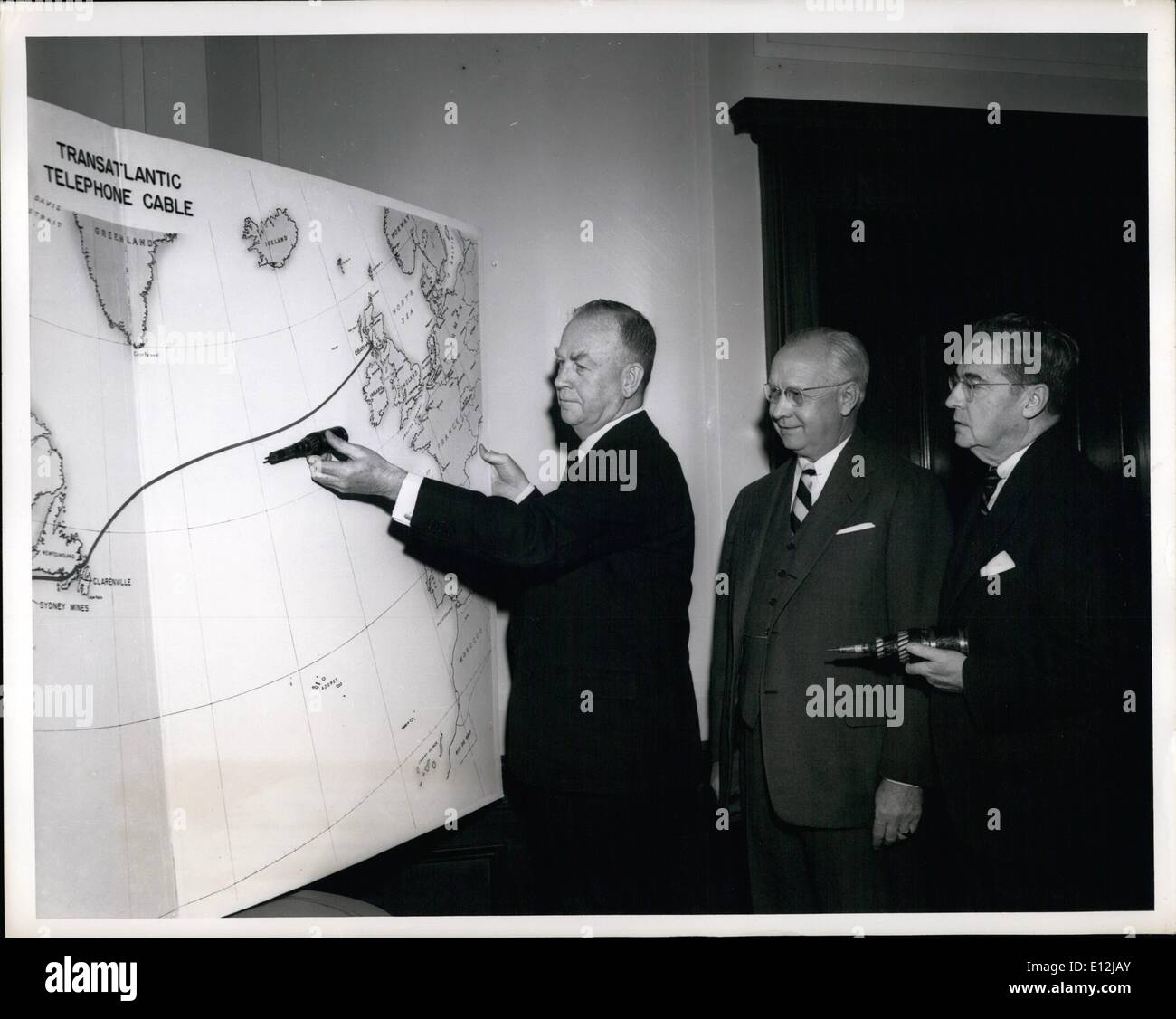Demonstrieren Sie 24. Februar 2012 - Cleo F. Craig, President, American Tel. & Tel. Co., mit Probe Abschnitt der Route der ersten interkontinentalen Unterwasser Telefonkabel, auf der Arbeit jetzt beginnt. Ein Blick auf sind H.T Killingsworth, a.t. & T.. Vice President zuständig für lange Schlangen (Mitte) und W.G. Thompson, Präsident der Eastern Tel. & Tel. Co., und Tochtergesellschaft a.t. & T., die neue Anlagen durch Kanada betreiben wird. Stockfoto