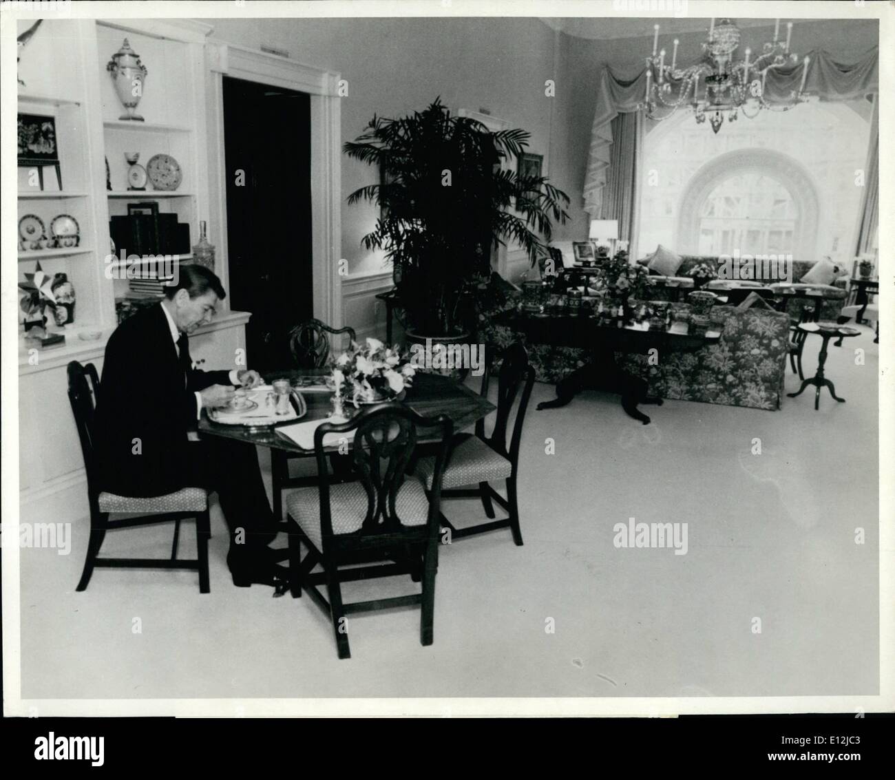 24. Februar 2012 - konsolidierte Nachrichten Bilder.: Reagan isst Mittagessen: Washington D.C. Präsident Raegan zeigt sich in der Residenz Wohnzimmer Essen. Diese Bilder wurden durch das Weiße Haus am 18. November veröffentlicht. Stockfoto