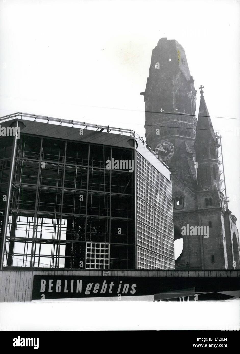 24. Februar 2012 - der Fall der Tumble Down Kirche: Berliner kamen zusammen und unterzeichneten eine Petition gegen den Abriss der Kirche, die berühmten Gedachtniskirche am Ende den Kurfürstendamm. Es war schwer bombardiert, während der Krieg... aber heute, wie alles andere in West-Berlin, es wird wieder aufgebaut. Stockfoto