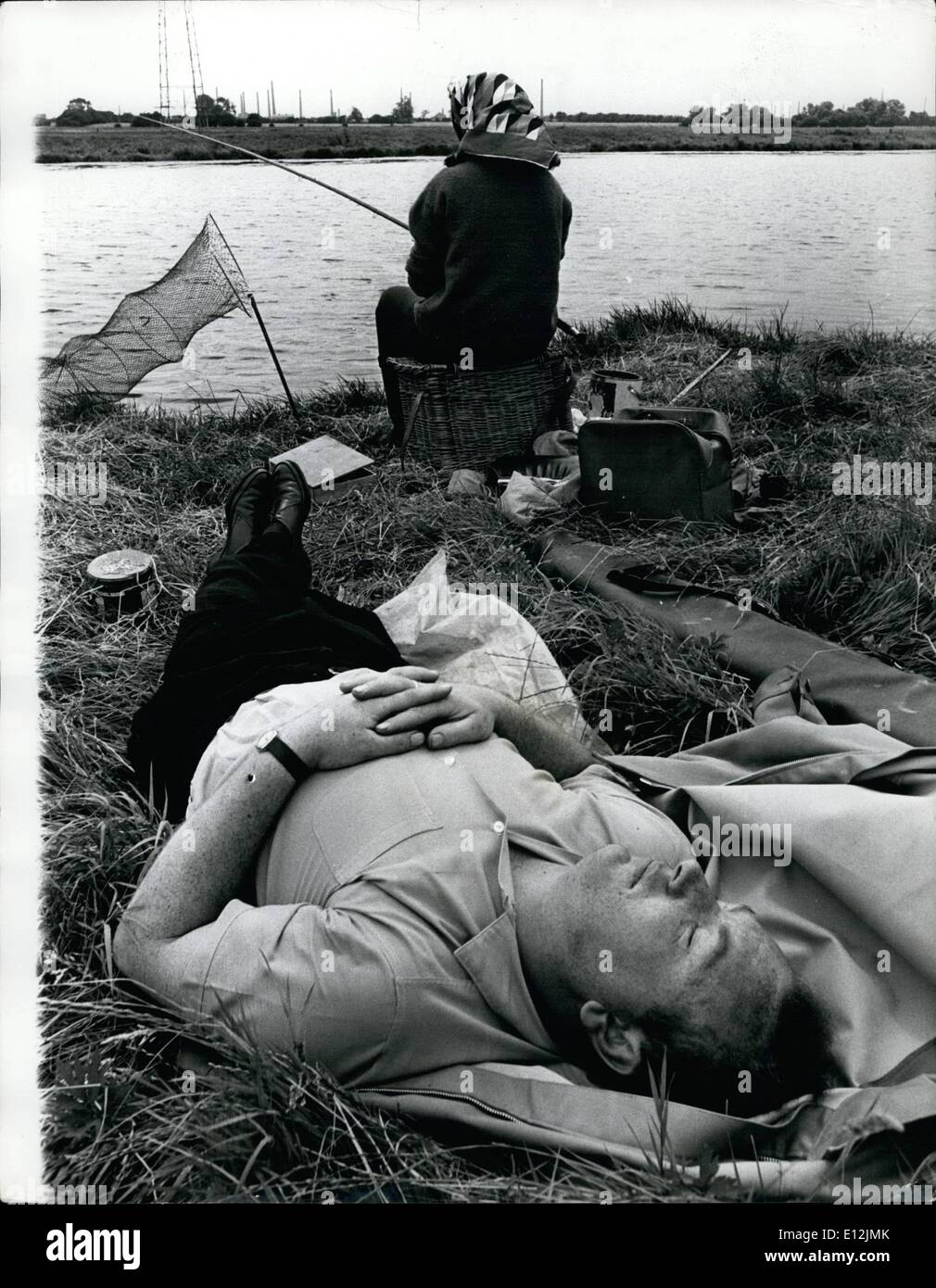 24. Februar 2012 - Zeit zum entspannen - die Frau ist verschwunden Angeln.: gab es 200 Frau und absolute Stille entlang dem Nordufer von der Stockfoto