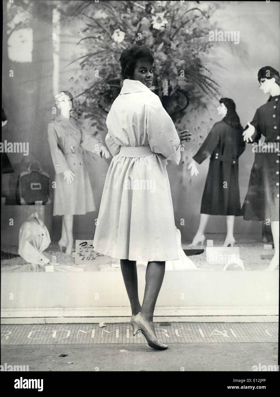 24. Februar 2012 - erste schwarz Schaufensterpuppe, Paris Mode zu zeigen. 18 Jahre alte schwarze Studentin von Guadalupe (Französische Antillen) ist die erste farbige Puppe Paris Mode zu zeigen. Sie studiert an der Universität von Paris und engagiert sich für Modell-Kleider und Mäntel in einem großen Paris Damen tragen Shop. OPS: Die schwarze Puppe modellieren einen Regenmantel. Okt.-58 Stockfoto