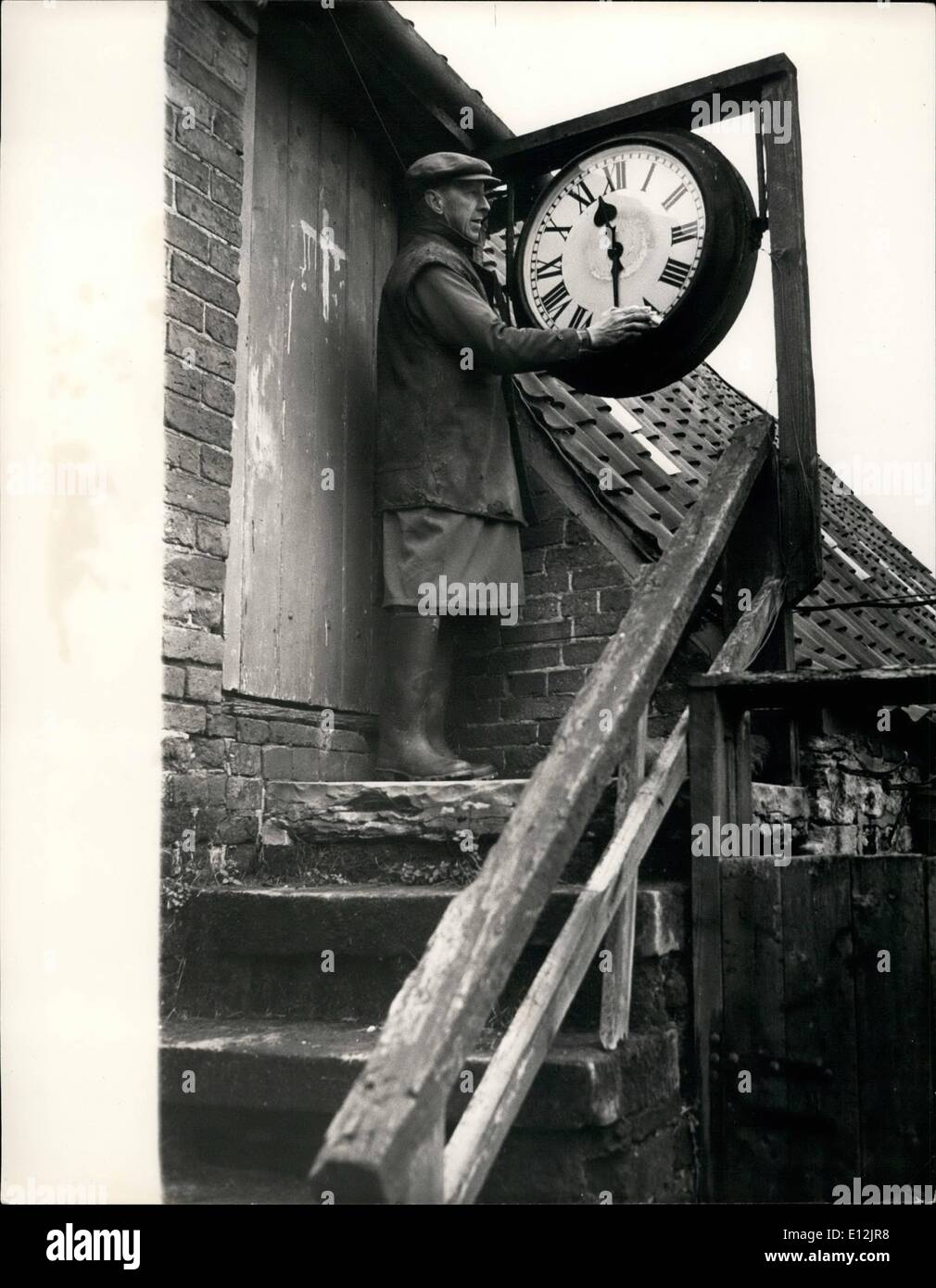 24. Februar 2012 - die verschwindende St. Panoras Uhr. 52 Jahre alte Roland Hogan, die Schiene Wache ist, hat die Uhr gefunden, die ihm den unbestrittenen König der Uhr Sammler bildet. Denn er, ein bisschen mit ein bisschen auf seine Farm in der Nähe von Nottingham und Zusammenbau - ist station St. Panoras Uhr. Die riesige Uhr, die Gesicht allein wiegt 1/2 Tonnen, wird wieder zusammengebaut, in seiner ganzen Pracht Vorkriegs - die Hände übermalt Gold - auf der Seite des Rolands Scheune. Jeden Tag verschwindet ein weiteres Stück der Jahrhunderte alten Uhr auf die Mittagszeit Zug nach Nottingham aus St Stockfoto