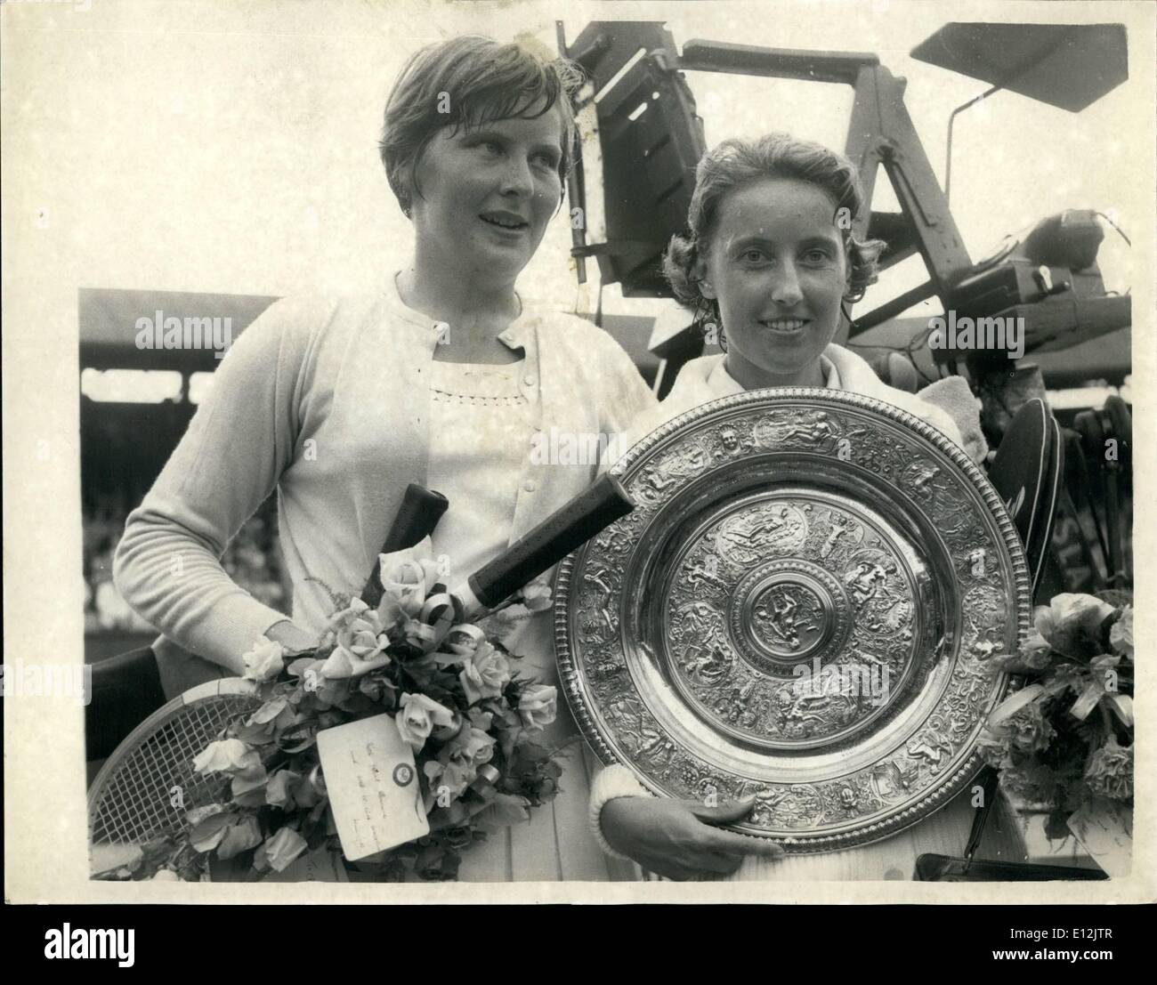24. Februar 2012 - Angela Mortimer wird Dameneinzel Champion nach dem Sieg über Christine Truman in Wimbledon: Angela Mortimer Stockfoto