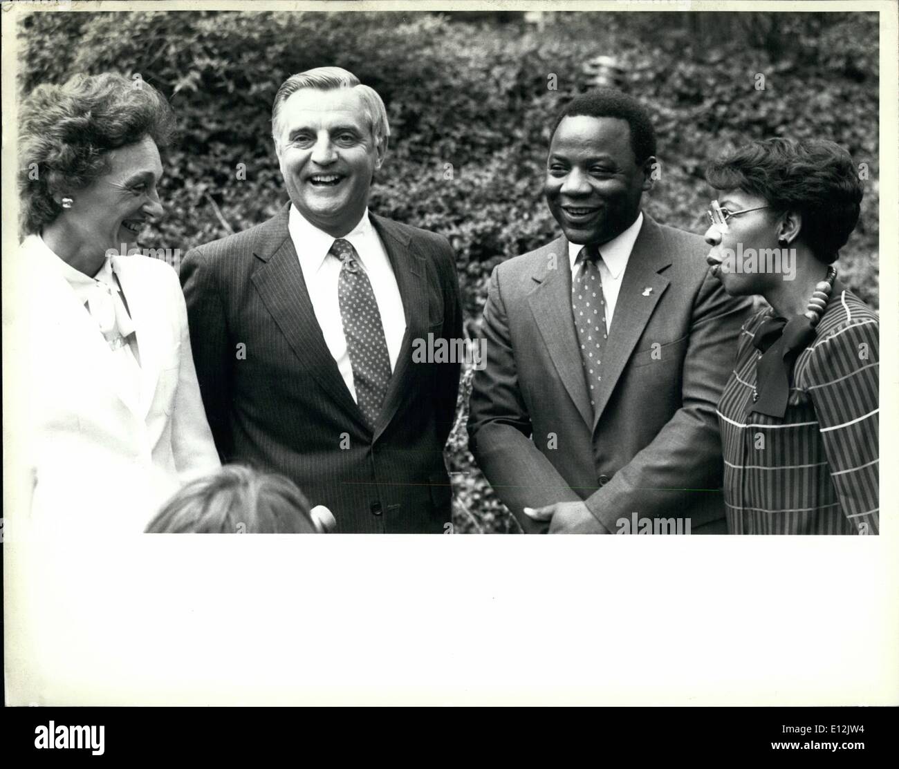 24. Februar 2012 - Mondale und Goode: Washington, DC 28.06.84. Präsidentschaftskandidat Walter Mondale erhielt Philadelphia Bürgermeister Wilson Goode in seinem Haus im nordwestlichen Washington heute für eine Diskussion über die Vice Presidential Position auf dem demokratischen Ticket. Stockfoto