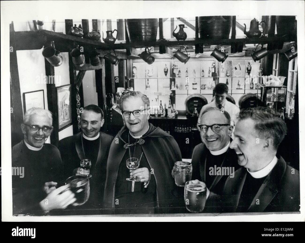 24. Februar 2012 - die neue '' Men of the World'' geistlichen - die vier geistlichen genießen hier einen Drink mit dem Bischof von Southwark (Dr. Mervyn Stockwood) nur zum Priester geweiht gewesen. Es sind alle Männer, die für das Priestertum in der Grundschule studiert haben, während des Tragens immer noch auf ihren normalen Tätigkeiten während des Tages. Gestern wurden vierzehn von ihnen in Southwark Kathedrale geweiht, und natürlich, wie die Männer der Welt, die sie sind, sie feierten bei einem Drink an der '' Pub um die Ecke"in der Nähe der Cathedral.Photo zeigt: die lustigen geistlichen mit dem Bischof (links nach rechts) Herr Stockfoto
