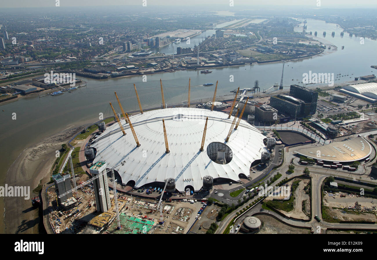 Luftbild von der O2-Arena (ehemals The Millennium Dome) in Greenwich, London, UK, mit London City Airport im Hintergrund Stockfoto