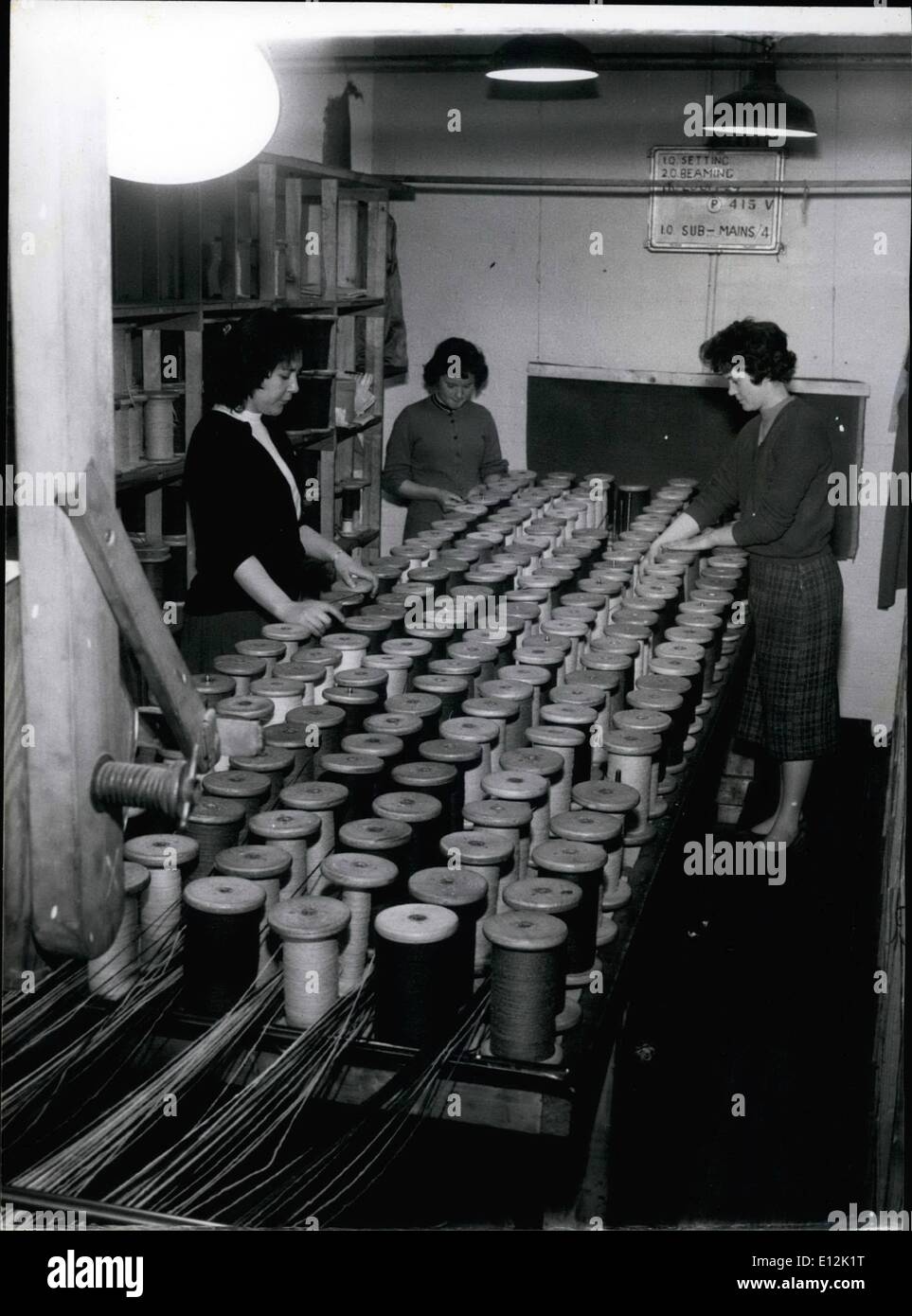 24. Februar 2012 - werden Mädchen beschäftigt Maschine - Wicklung farbige Wolle auf Spulen in einem der vier Kabinen für diesen Zweck in Wilton gehalten. Stockfoto