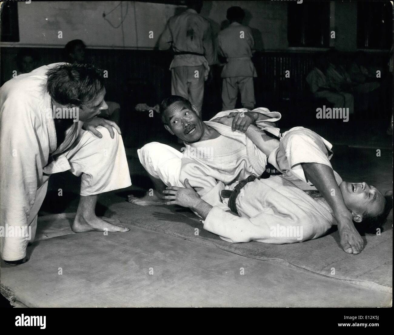 24. Februar 2012 - so komfortabel viel Spaß. Diese Judo: Herr, Koizumi zeigen wie eine Arm-Sperre angewendet wird. Stockfoto