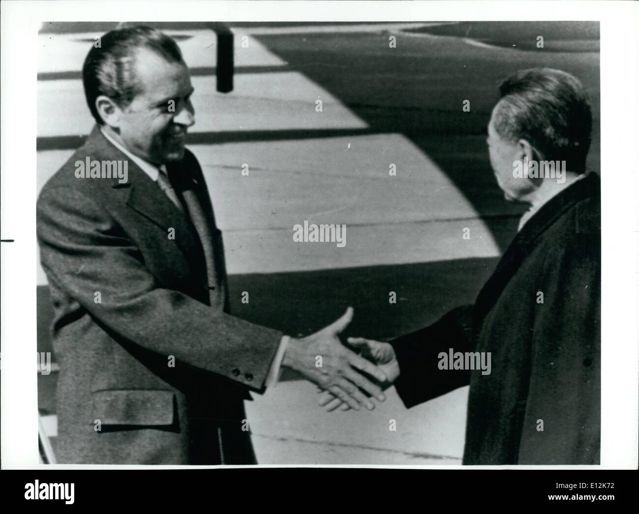 24. Februar 2012 - Peking Ankunft. Präsident Richard Nixon wird bei der Ankunft am Flughafen von Peking von Premier Chou En-Lai von der Volksrepublik China begrüßt. Dies war das erste Mal, das ein Präsidenten der Vereinigten Staaten das asiatische Land während im Büro besucht. Herr Nixon kam aus Guam mit einem kurzen Zwischenstopp in Shanghai einen chinesischen Navigator abholen. Stockfoto
