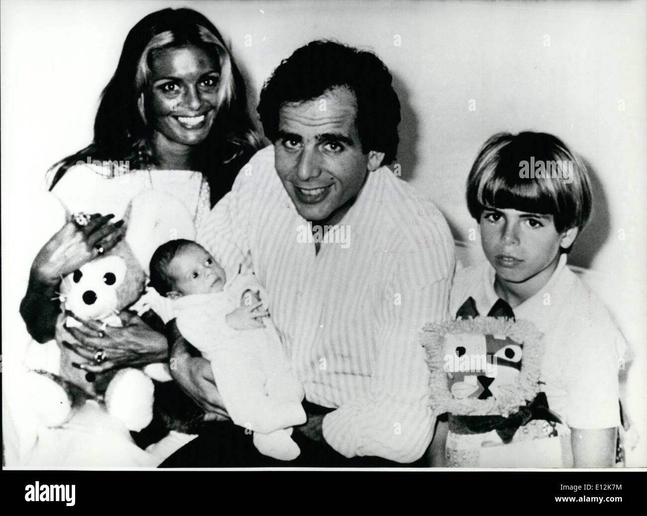 24. Februar 2012 - Dahliah Lavi Will sein geschieden - zum drittenmal. Israelische Sängerin Dahliah Lavi wird losgelöst von ihrem dritten Ehemann, amerikanische Millionär Peter Rittmaster in Kürze. Die 33-jährige Sängerin vor französischen Ladenbesitzer Jacques Girard und irischen Regisseur John Sullivan verheiratet gewesen und hat zwei Kinder. Unser Bild: Dahliah Lavi, mit Peter Rittmaster und ihren zwei Kindern, von denen die älteste ihrer zweiten Ehe ist, letztes Jahr gesehen. Stockfoto