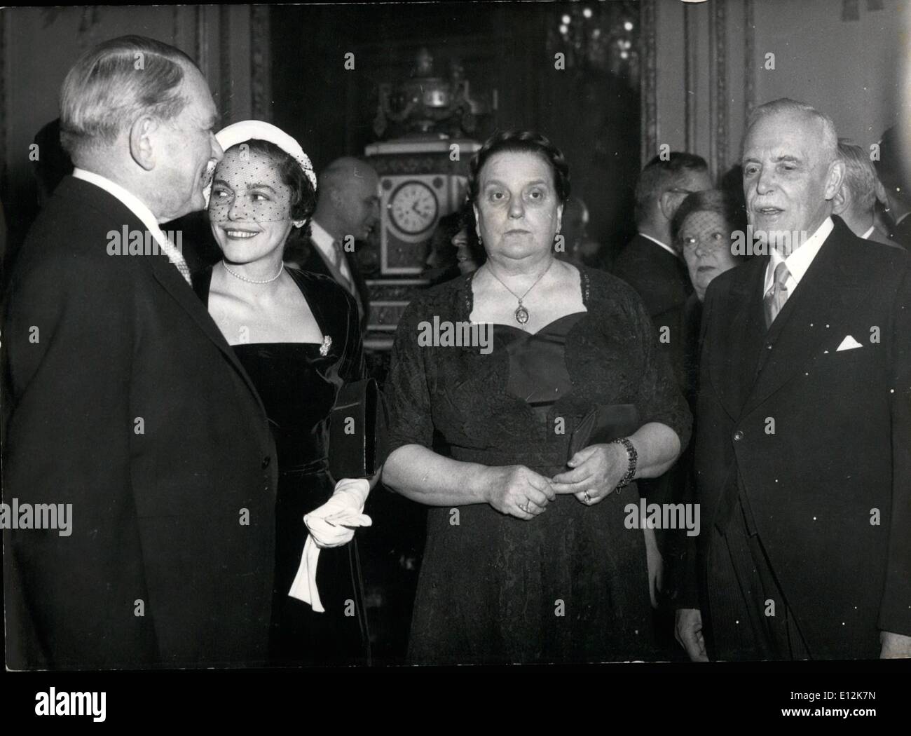 24. Februar 2012 - St. Laurent ist erhielt von der neuen französischen Präsidenten: Mr.Louis Saint Laurent, Premierminister von Kanada hat einen offiziellen Besuch abgestattet M. Rene Coty, dem französischen Präsidenten im Elysée-Palast in Paris heute. Foto zeigt vor dem Schlafengehen zum Mittagessen L R. M. René Coty, Mrs. O'Donnell (Tochter von Herrn St. Laurent) Madame Coty und Mr.Saint Laurent. Stockfoto